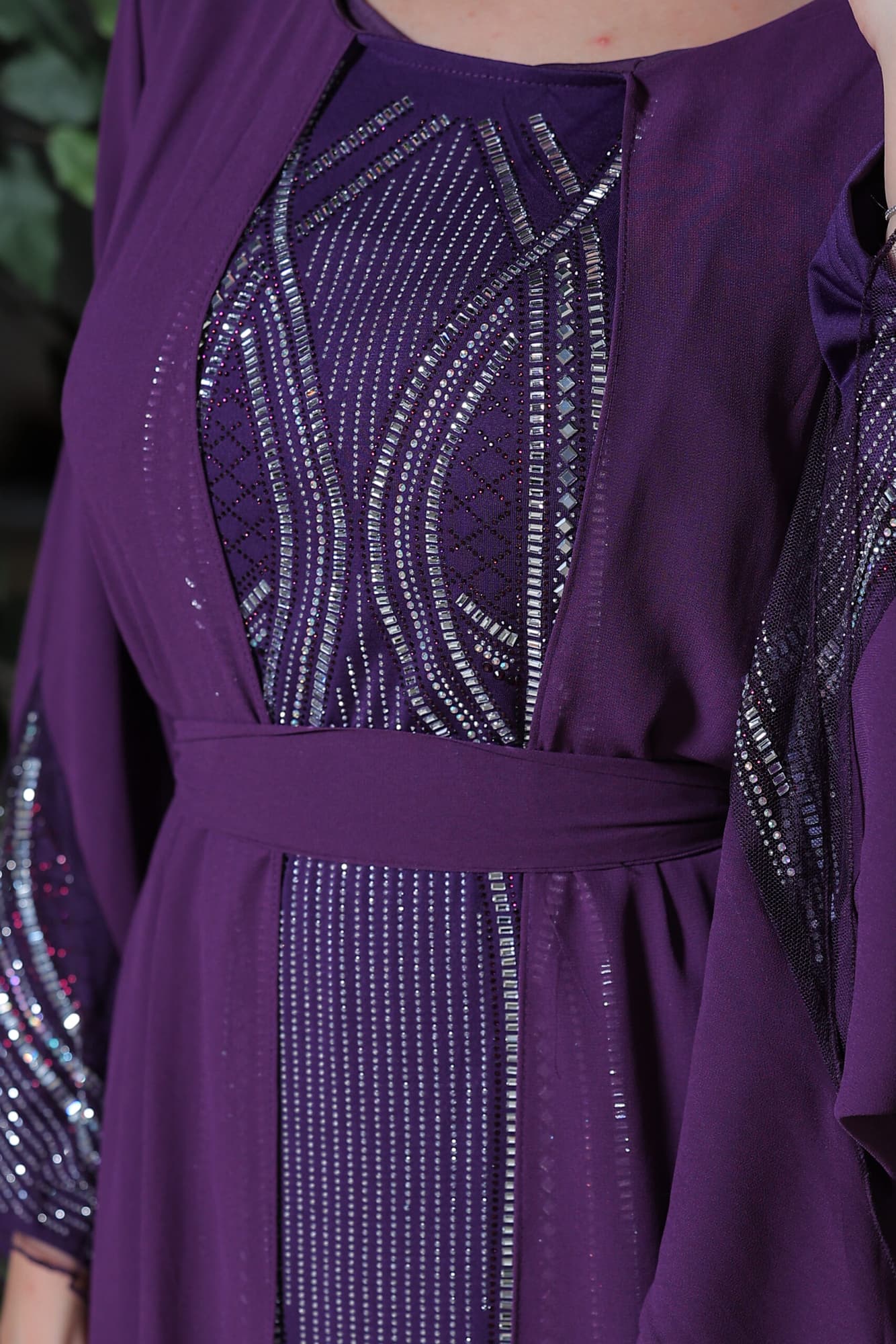 فستان أنيق أكمام طويلة بقصة مميزة مزين بكريستال موف غامق