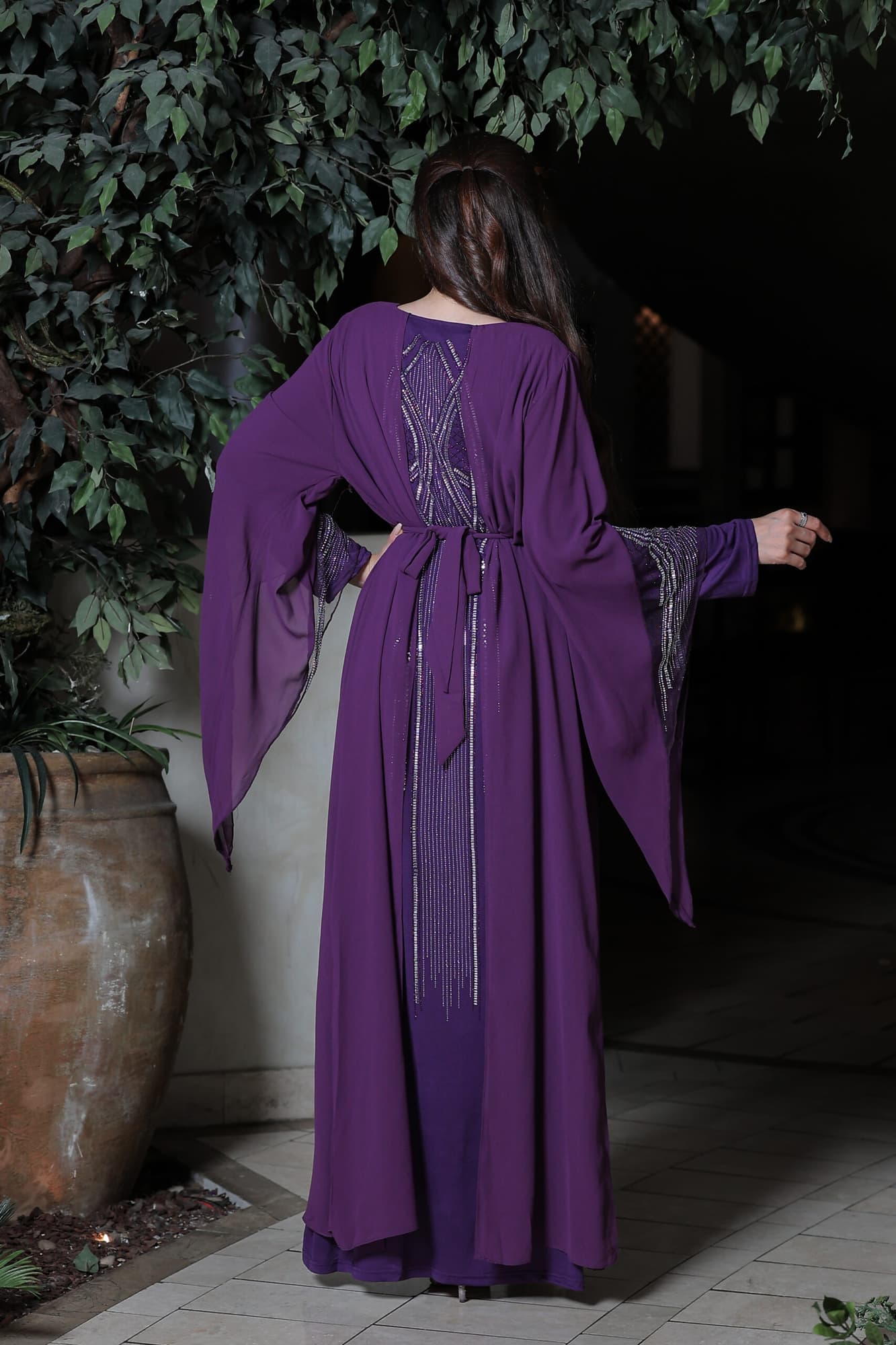 فستان أنيق أكمام طويلة بقصة مميزة مزين بكريستال