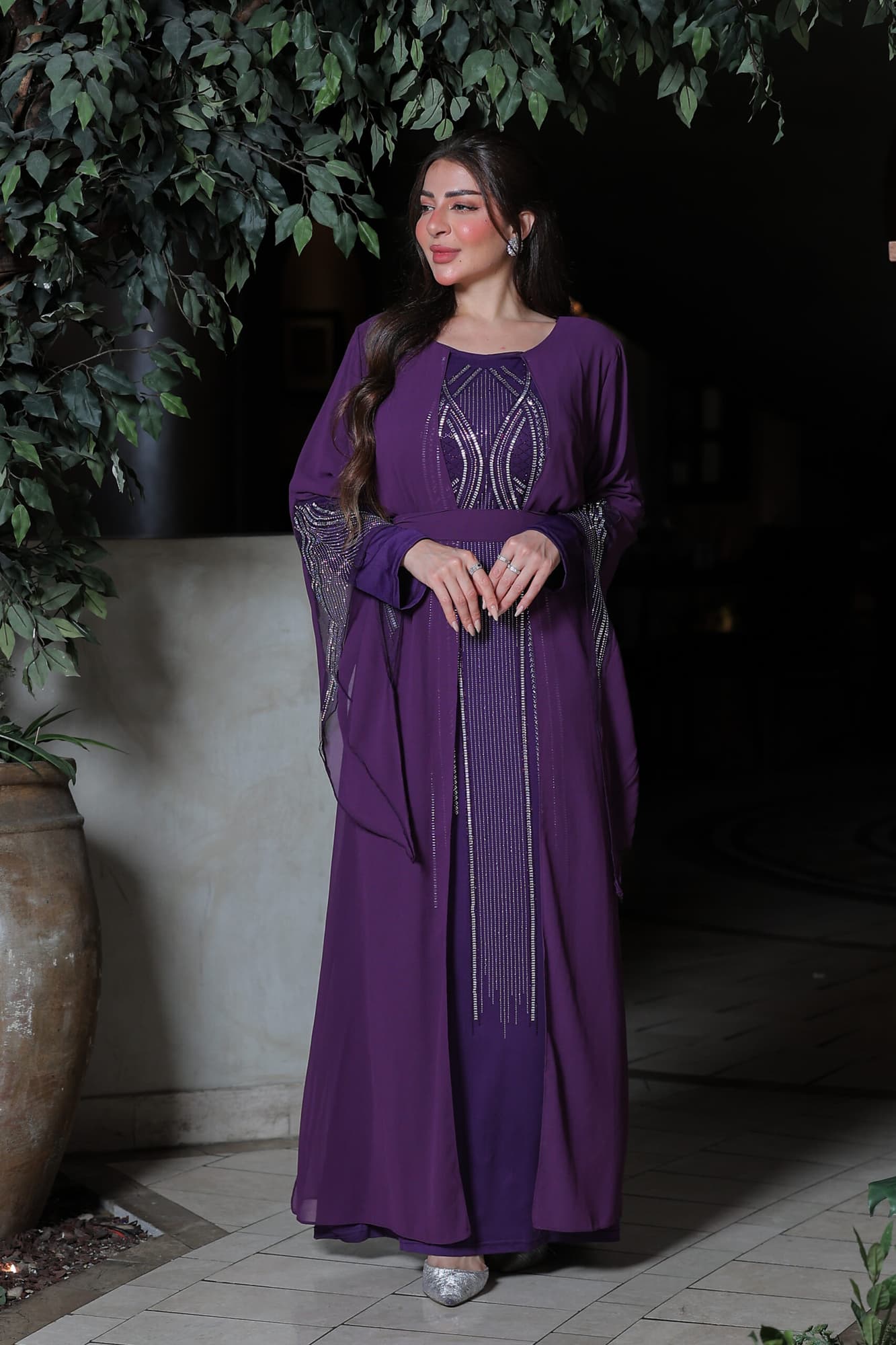 فستان أنيق أكمام طويلة بقصة مميزة مزين بكريستال