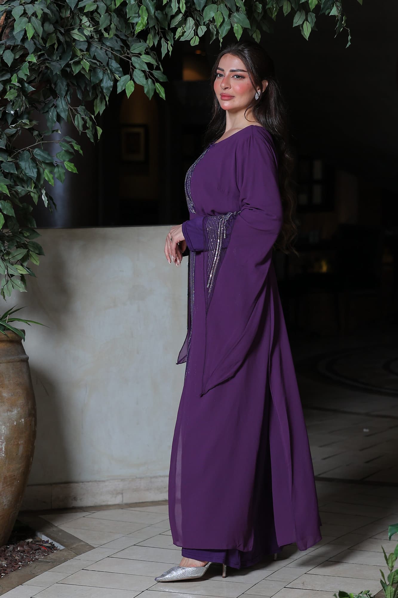 فستان أنيق أكمام طويلة بقصة مميزة مزين بكريستال