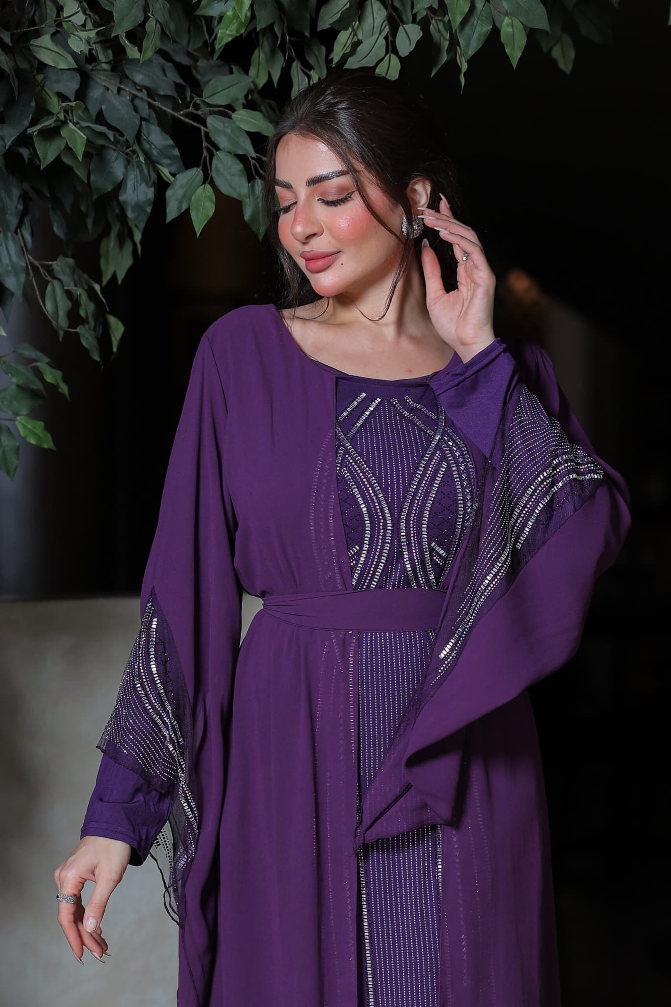 فستان أنيق أكمام طويلة بقصة مميزة مزين بكريستال