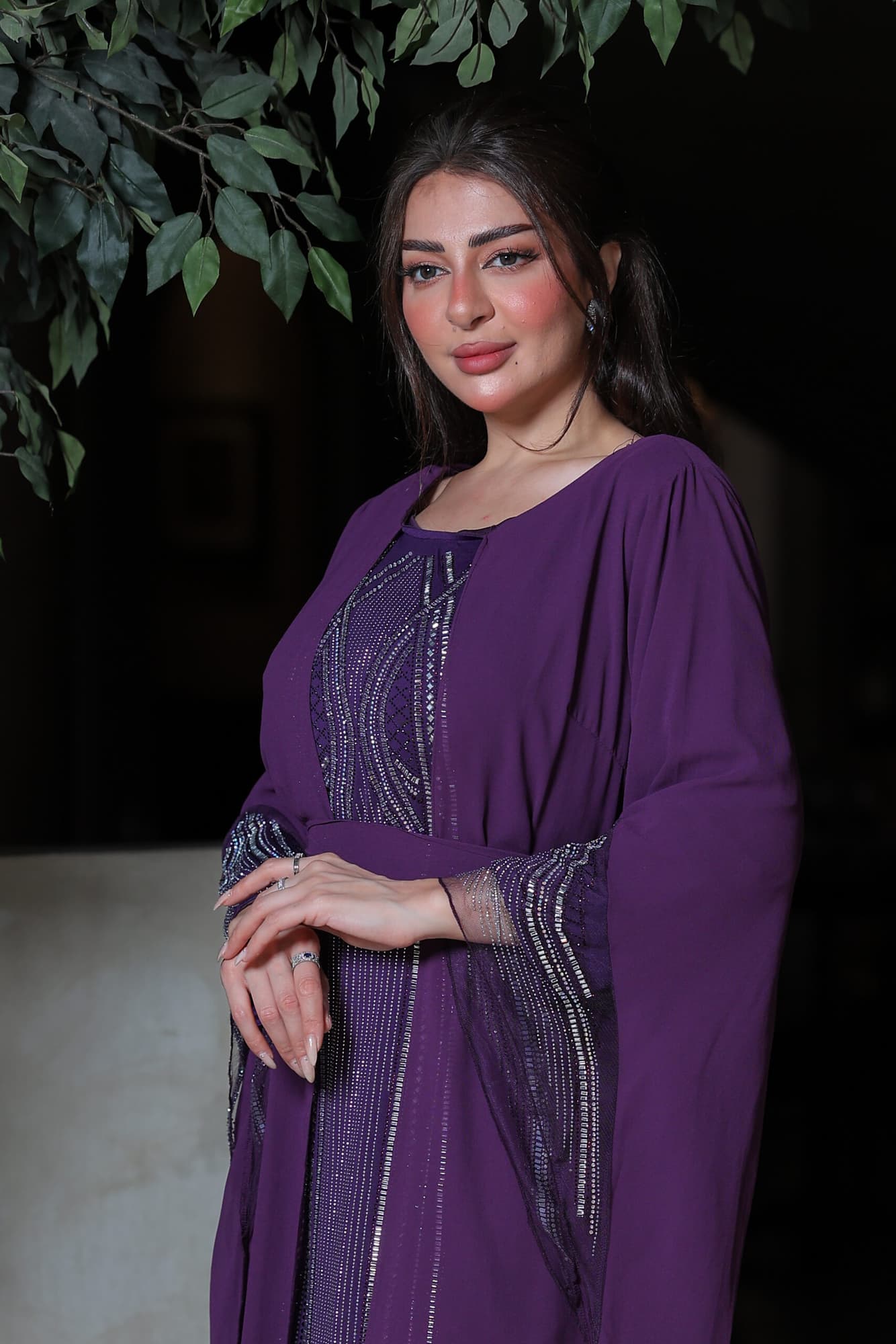 فستان أنيق أكمام طويلة بقصة مميزة مزين بكريستال