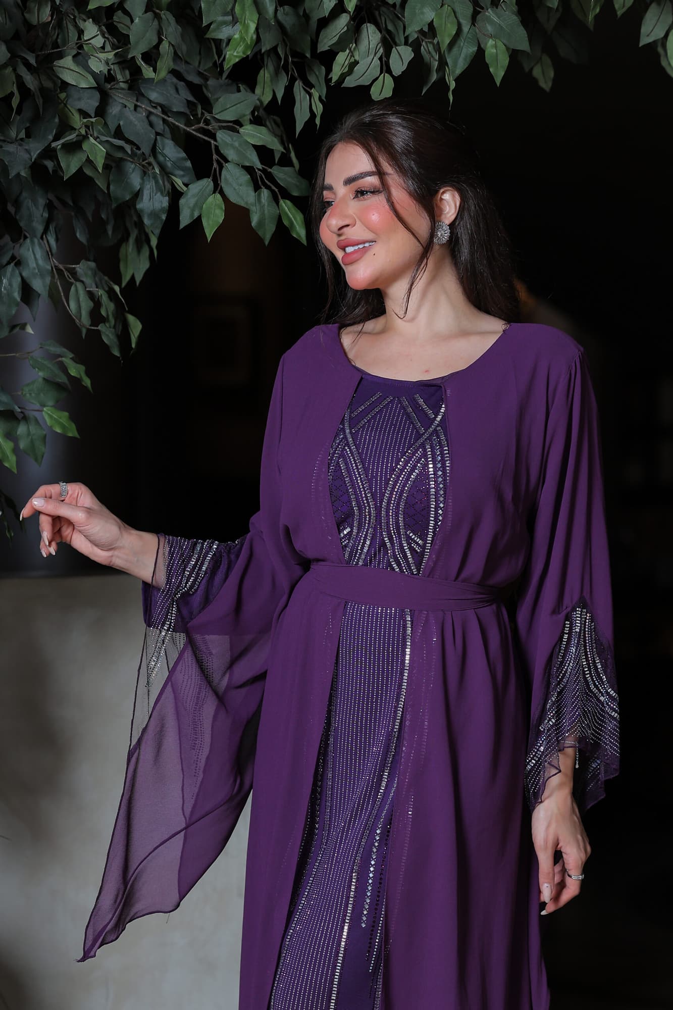 فستان أنيق أكمام طويلة بقصة مميزة مزين بكريستال