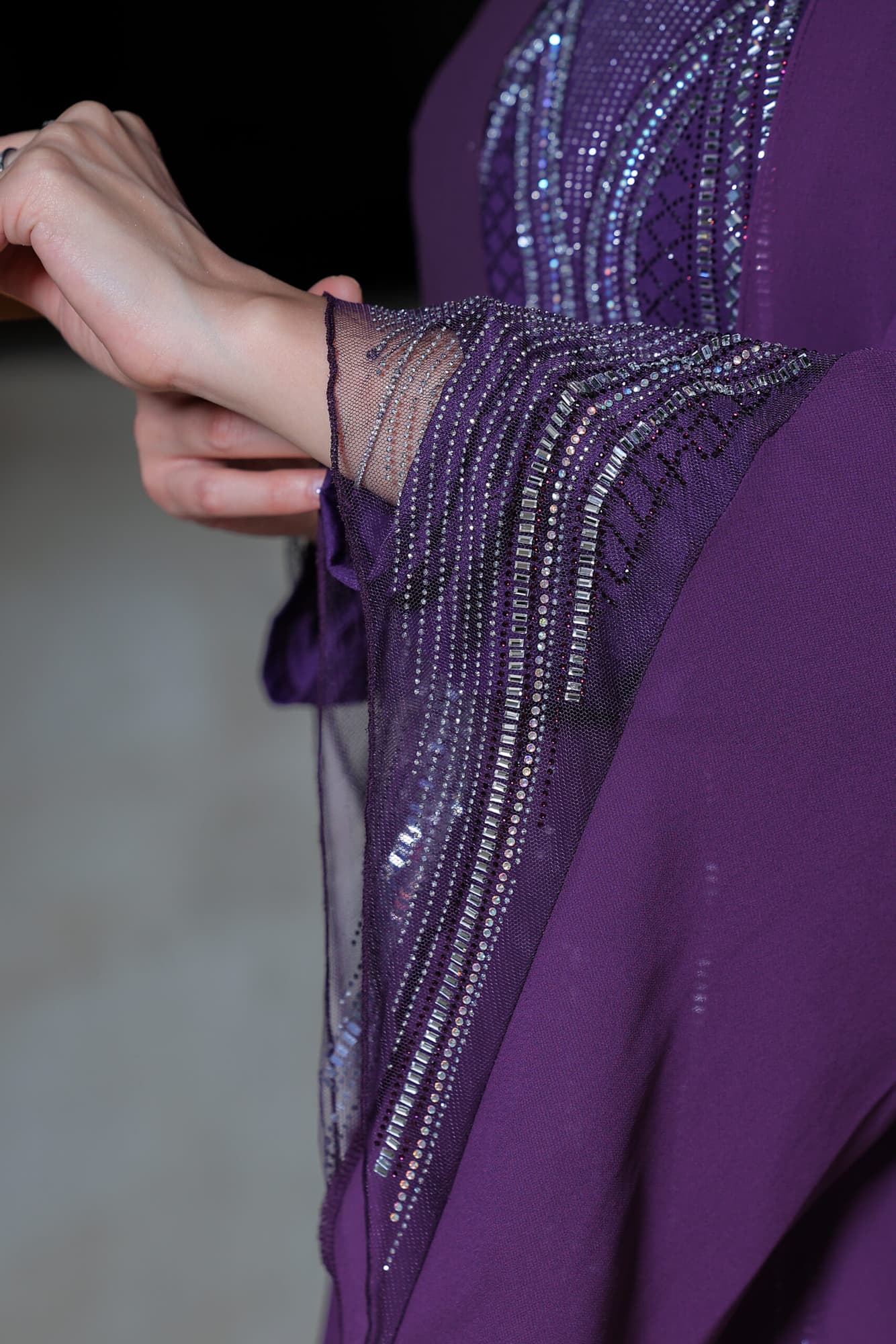 فستان أنيق أكمام طويلة بقصة مميزة مزين بكريستال