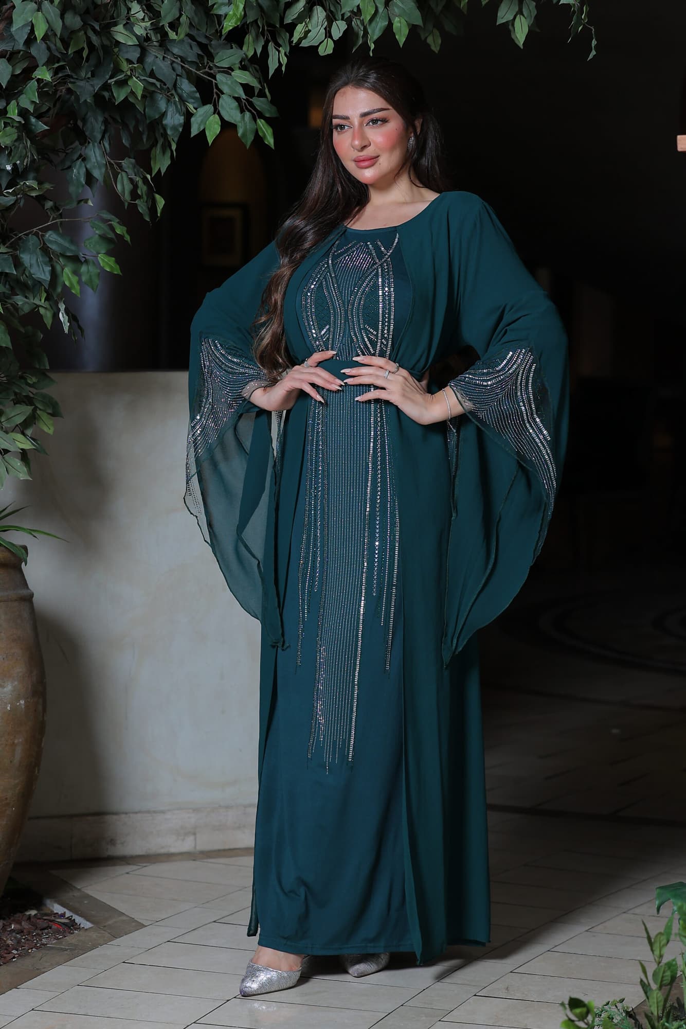 فستان أنيق أكمام طويلة بقصة مميزة مزين بكريستال