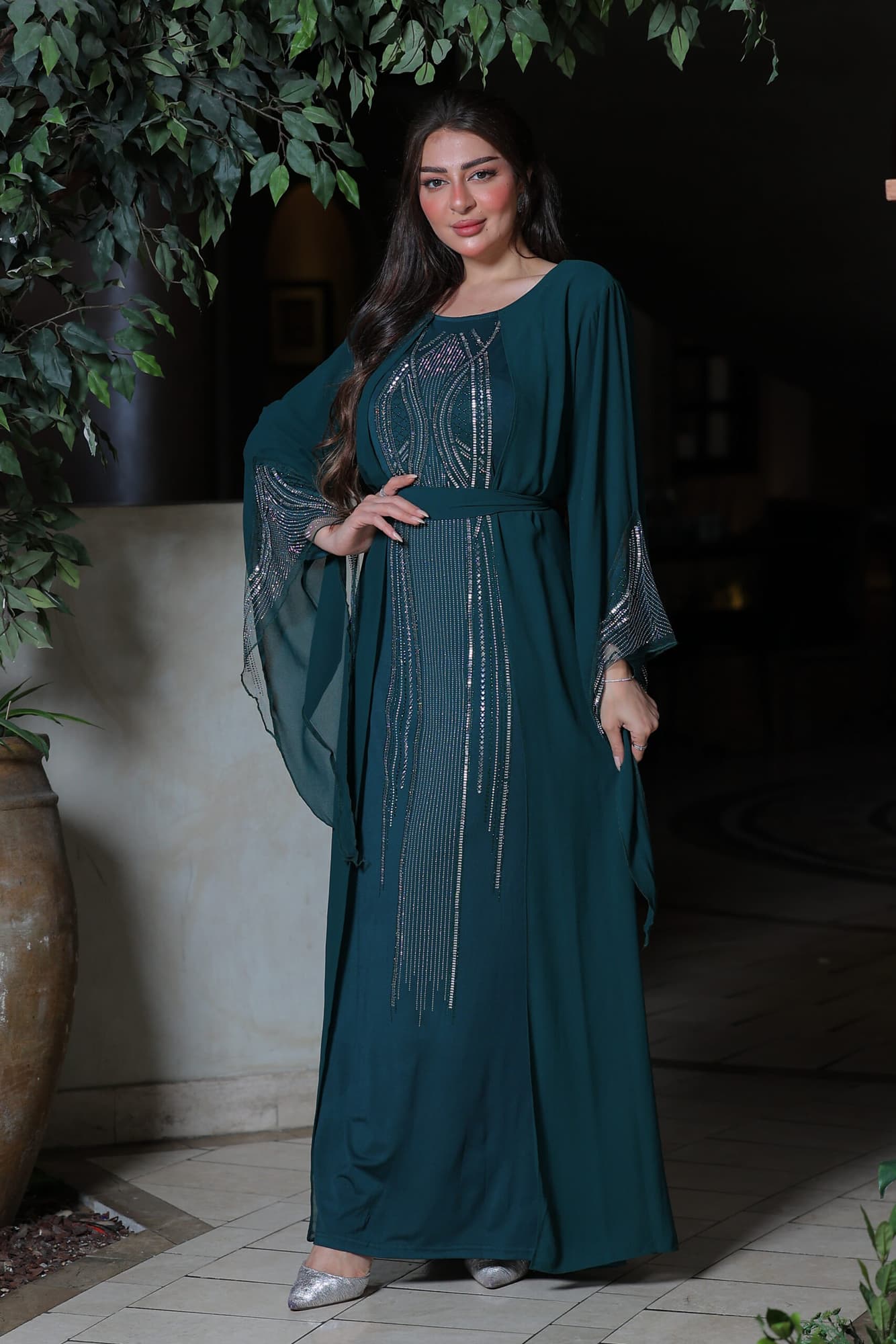 فستان أنيق أكمام طويلة بقصة مميزة مزين بكريستال