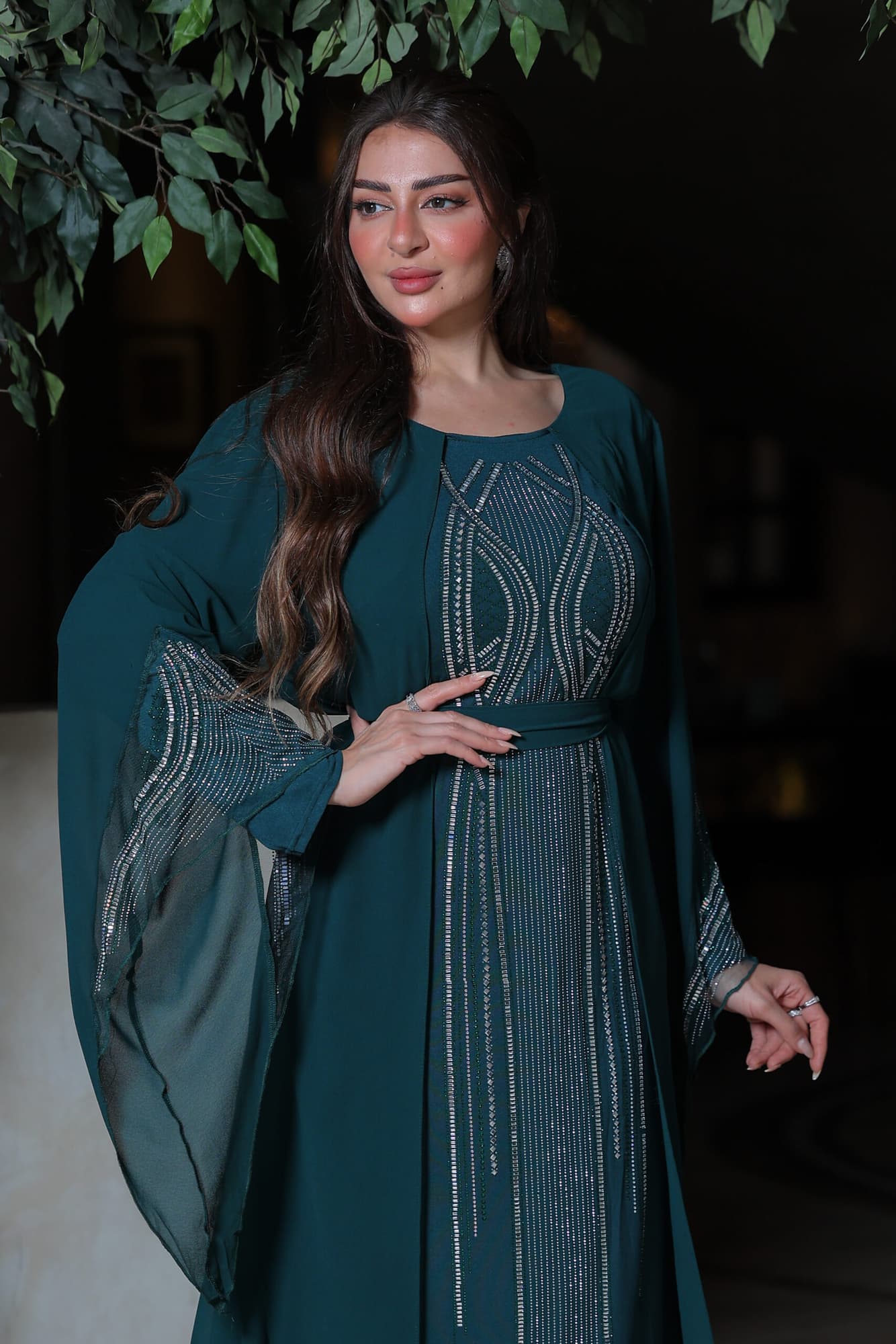 فستان أنيق أكمام طويلة بقصة مميزة مزين بكريستال