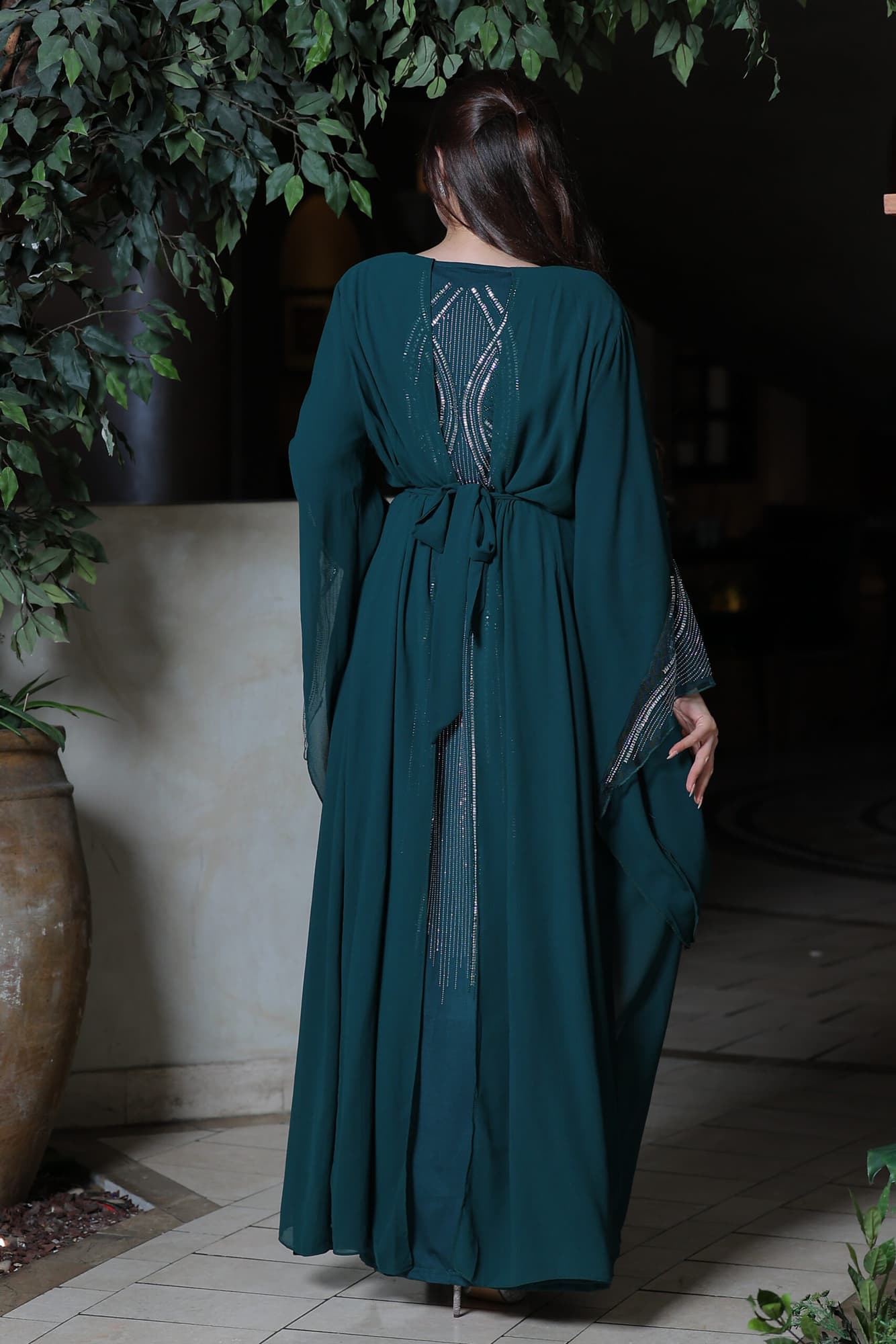 فستان أنيق أكمام طويلة بقصة مميزة مزين بكريستال