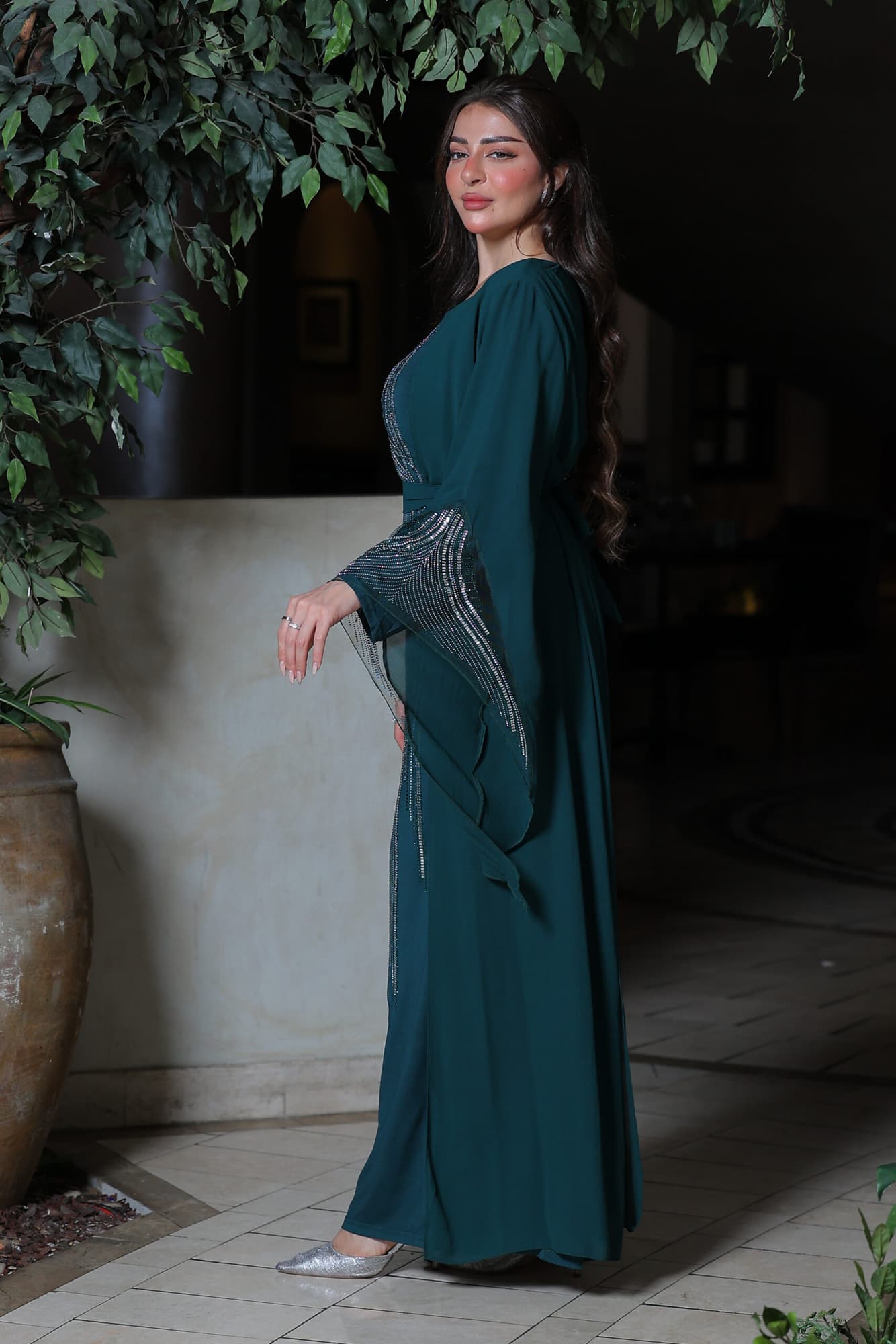 فستان أنيق أكمام طويلة بقصة مميزة مزين بكريستال