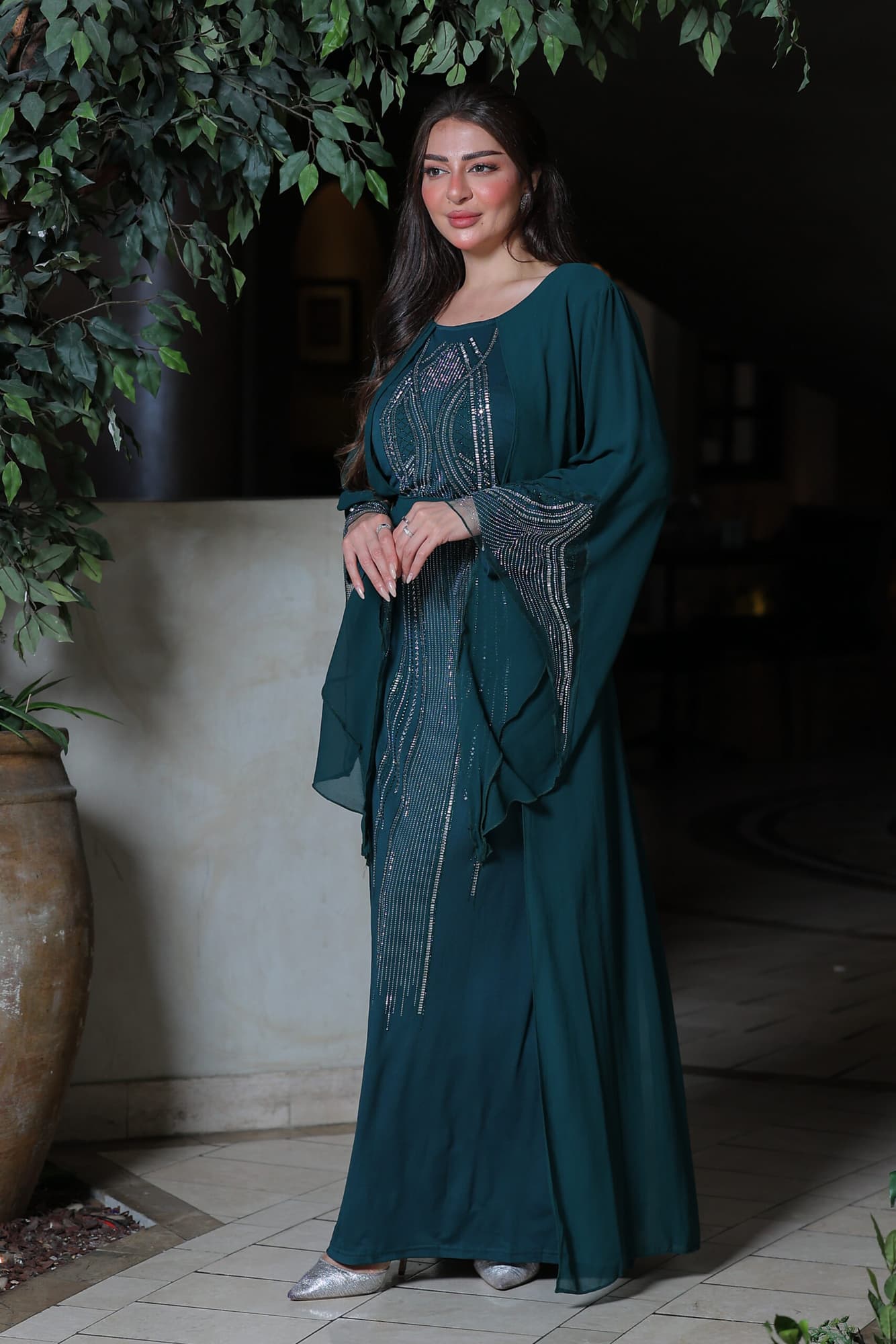 فستان أنيق أكمام طويلة بقصة مميزة مزين بكريستال