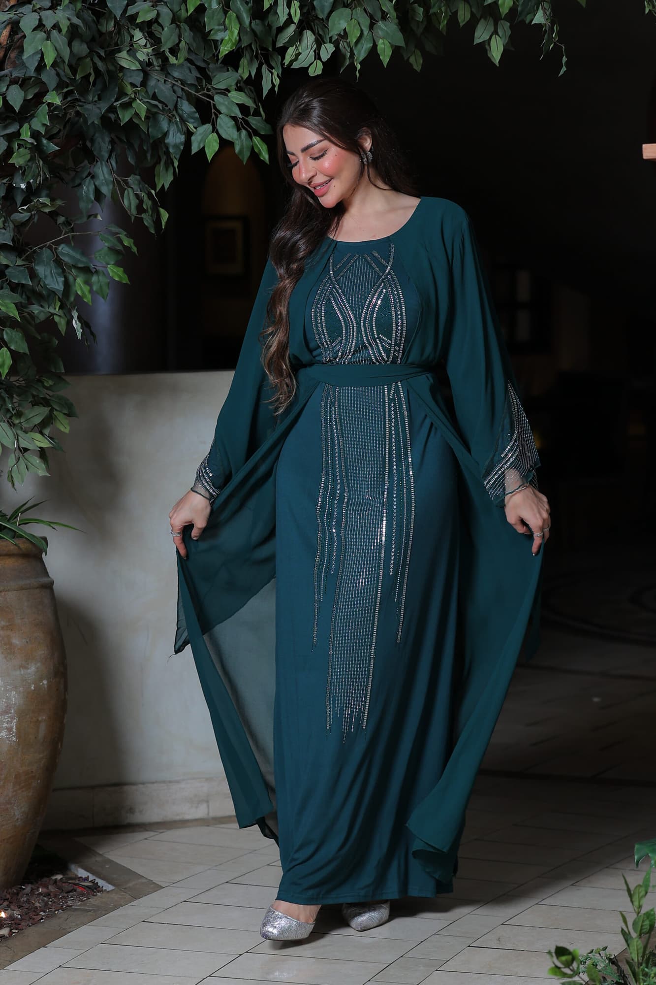 فستان أنيق أكمام طويلة بقصة مميزة مزين بكريستال