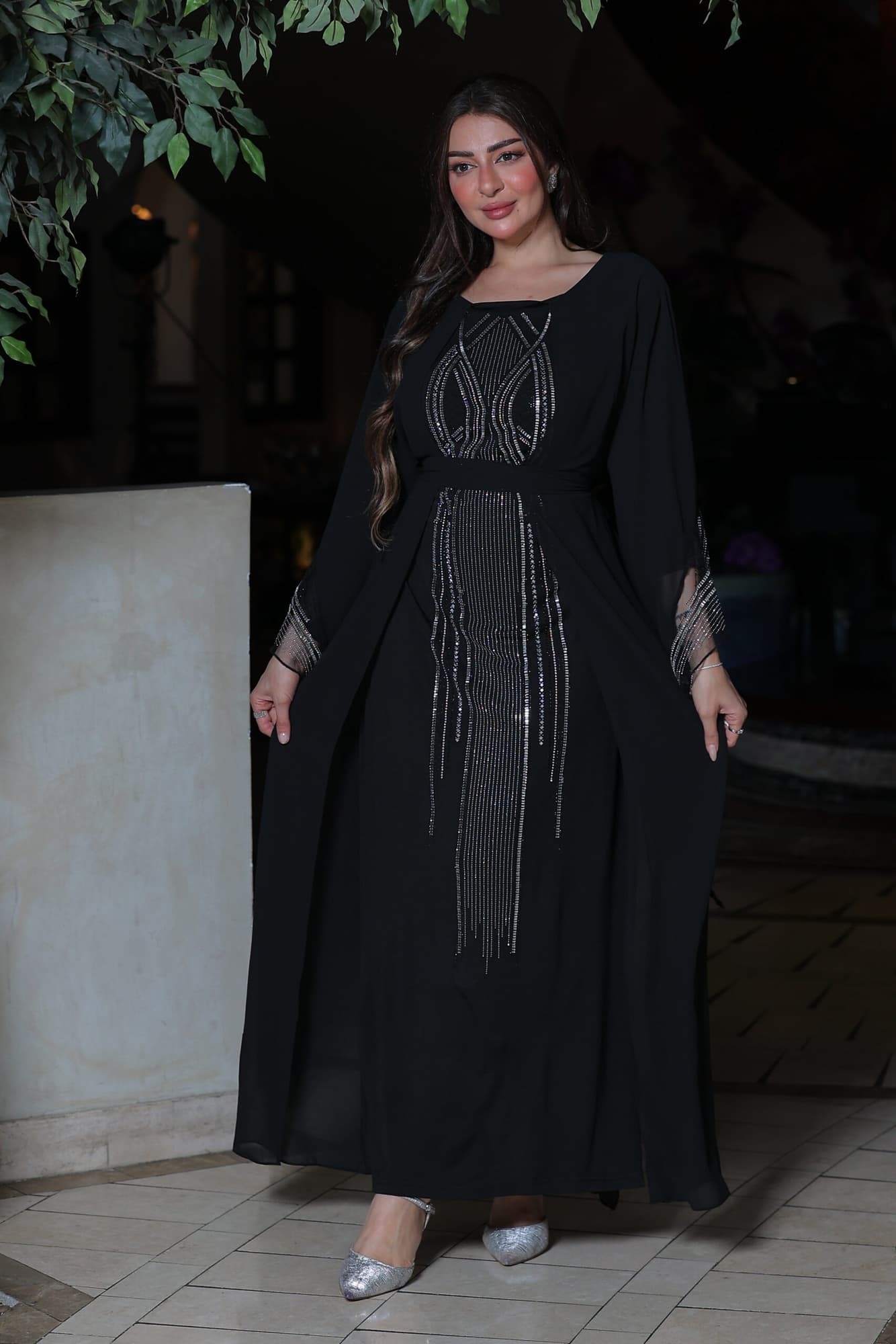 فستان أنيق أكمام طويلة بقصة مميزة مزين بكريستال