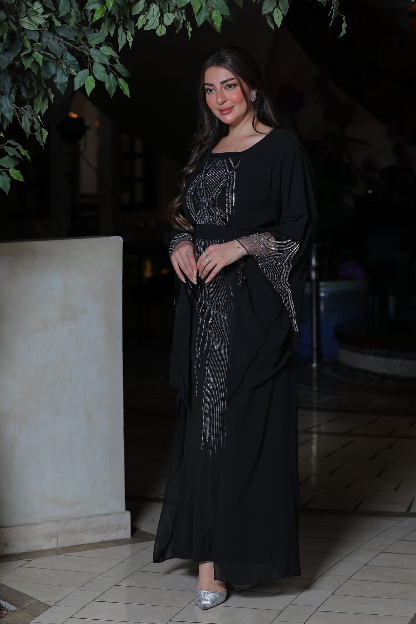 فستان أنيق أكمام طويلة بقصة مميزة مزين بكريستال