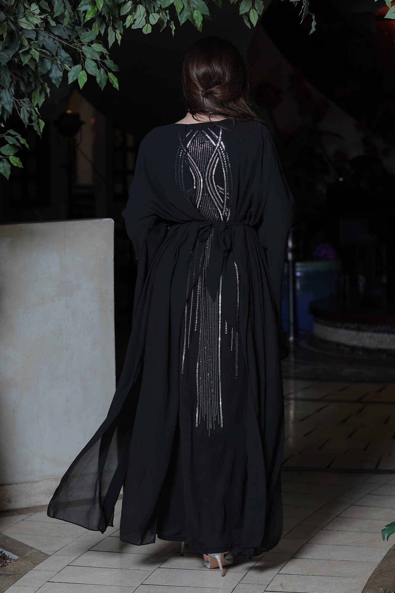 فستان أنيق أكمام طويلة بقصة مميزة مزين بكريستال