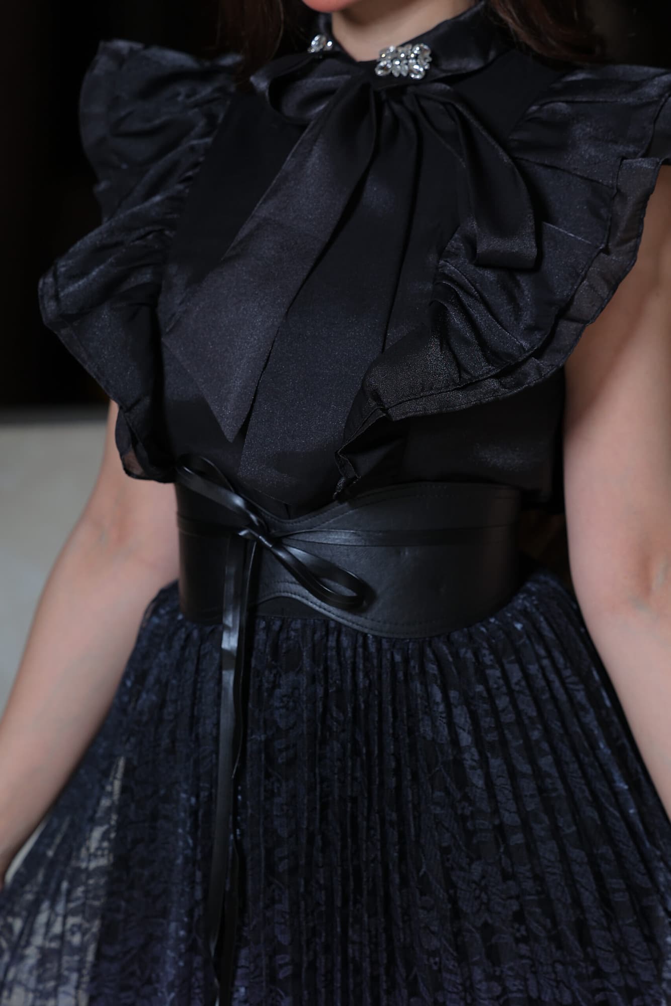 طقم تنورة من الدانتيل وبلوزة تتميز بربطة عنق