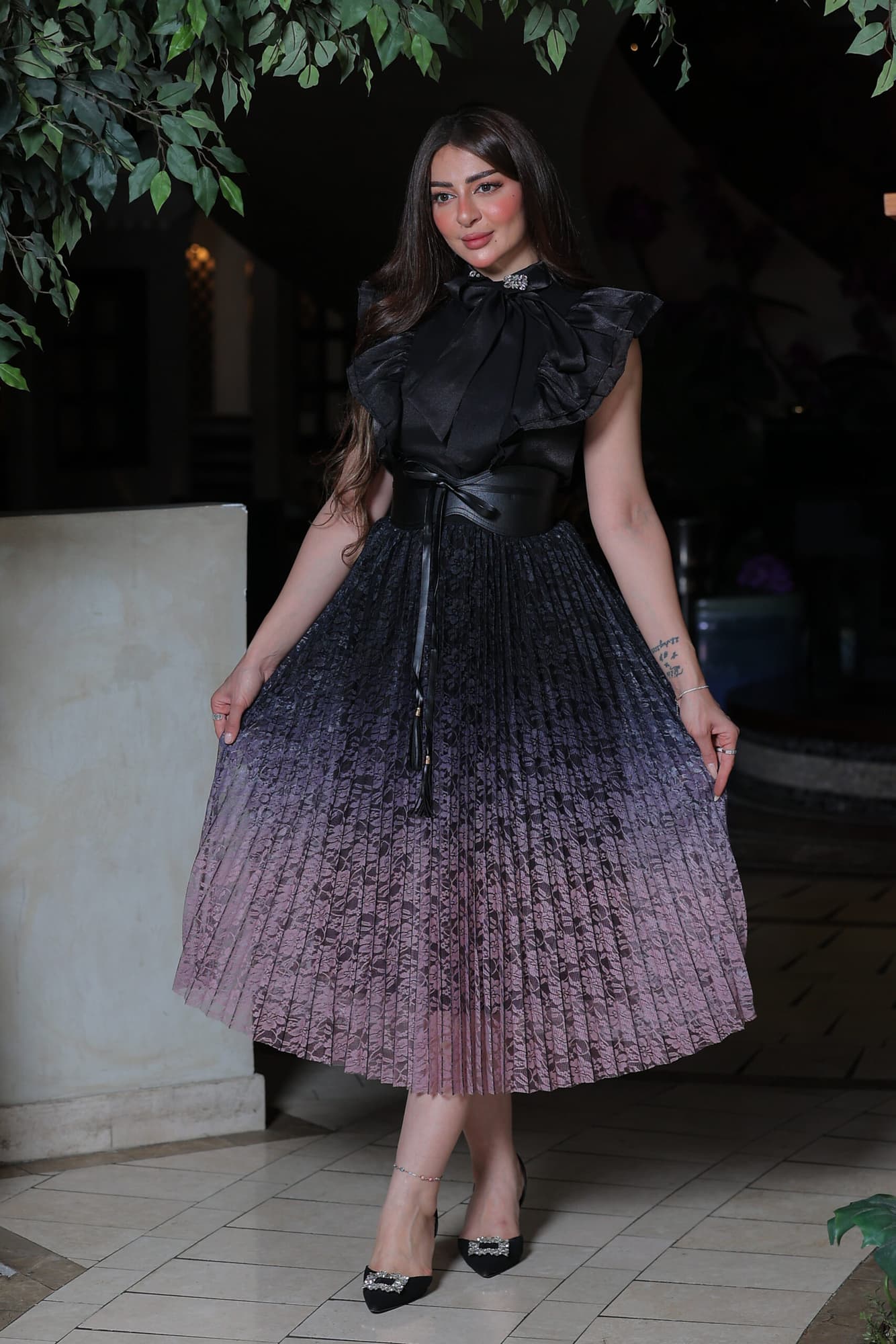 طقم تنورة من الدانتيل وبلوزة تتميز بربطة عنق