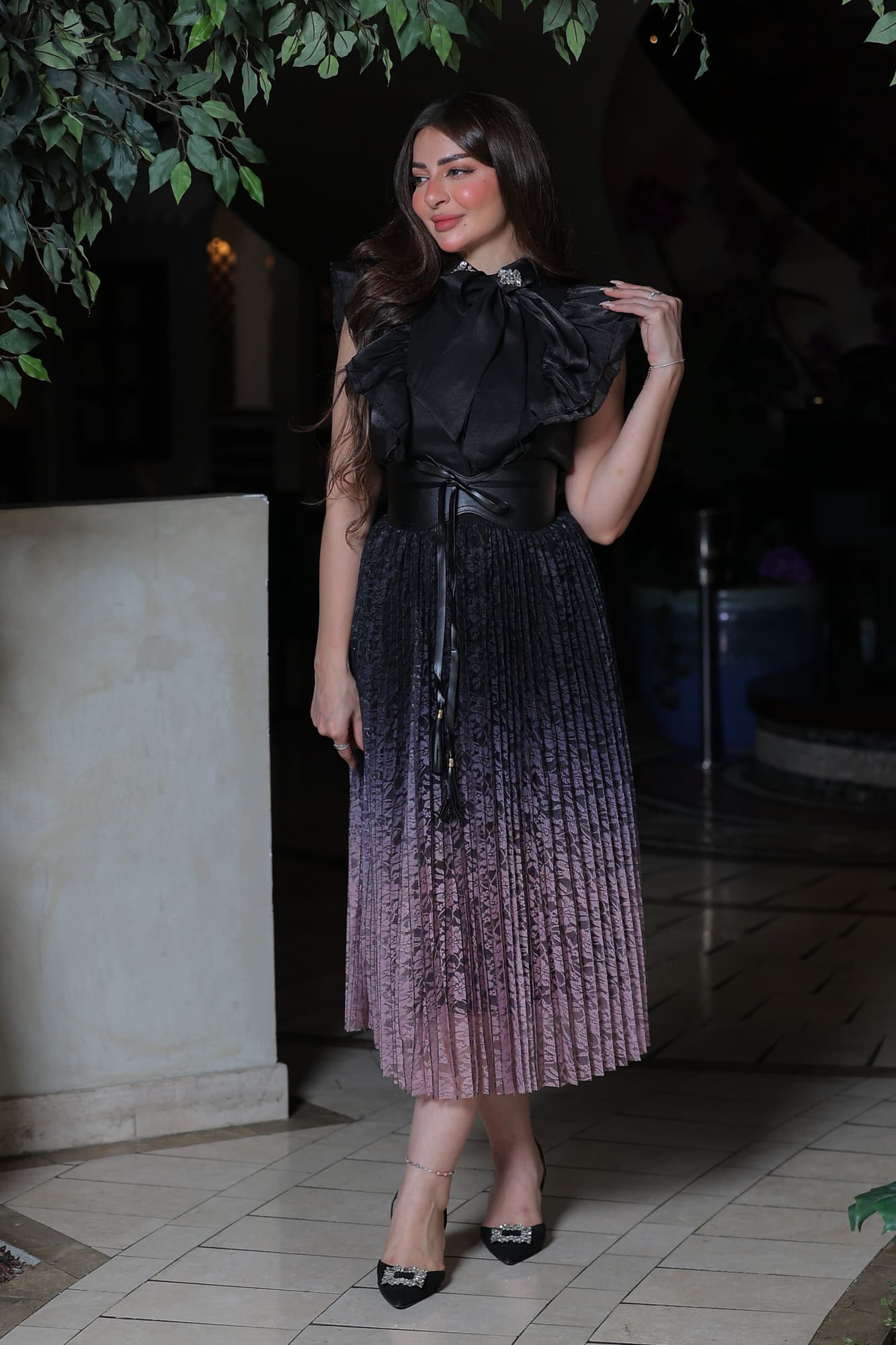 طقم تنورة من الدانتيل وبلوزة تتميز بربطة عنق