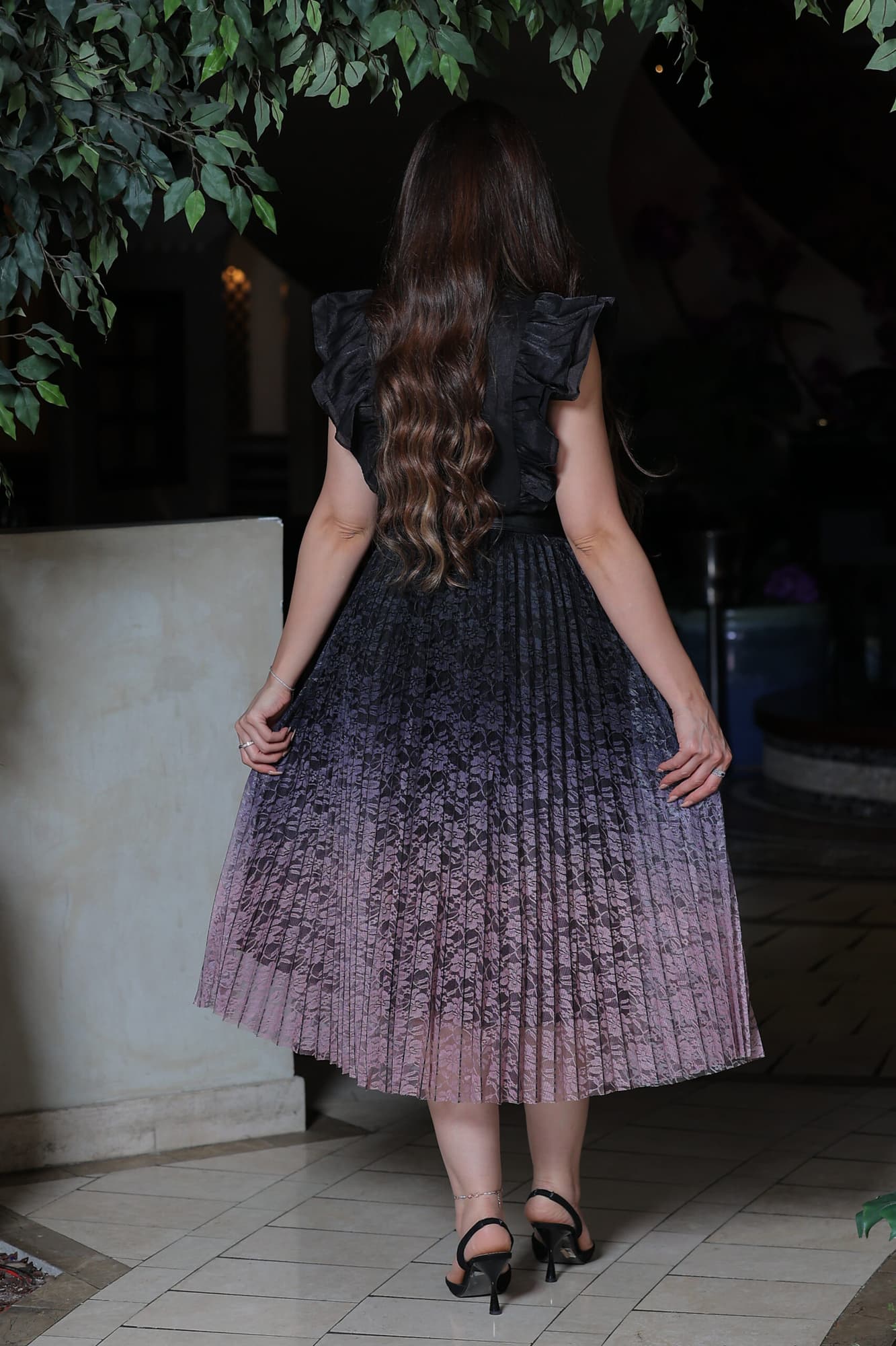 طقم تنورة من الدانتيل وبلوزة تتميز بربطة عنق