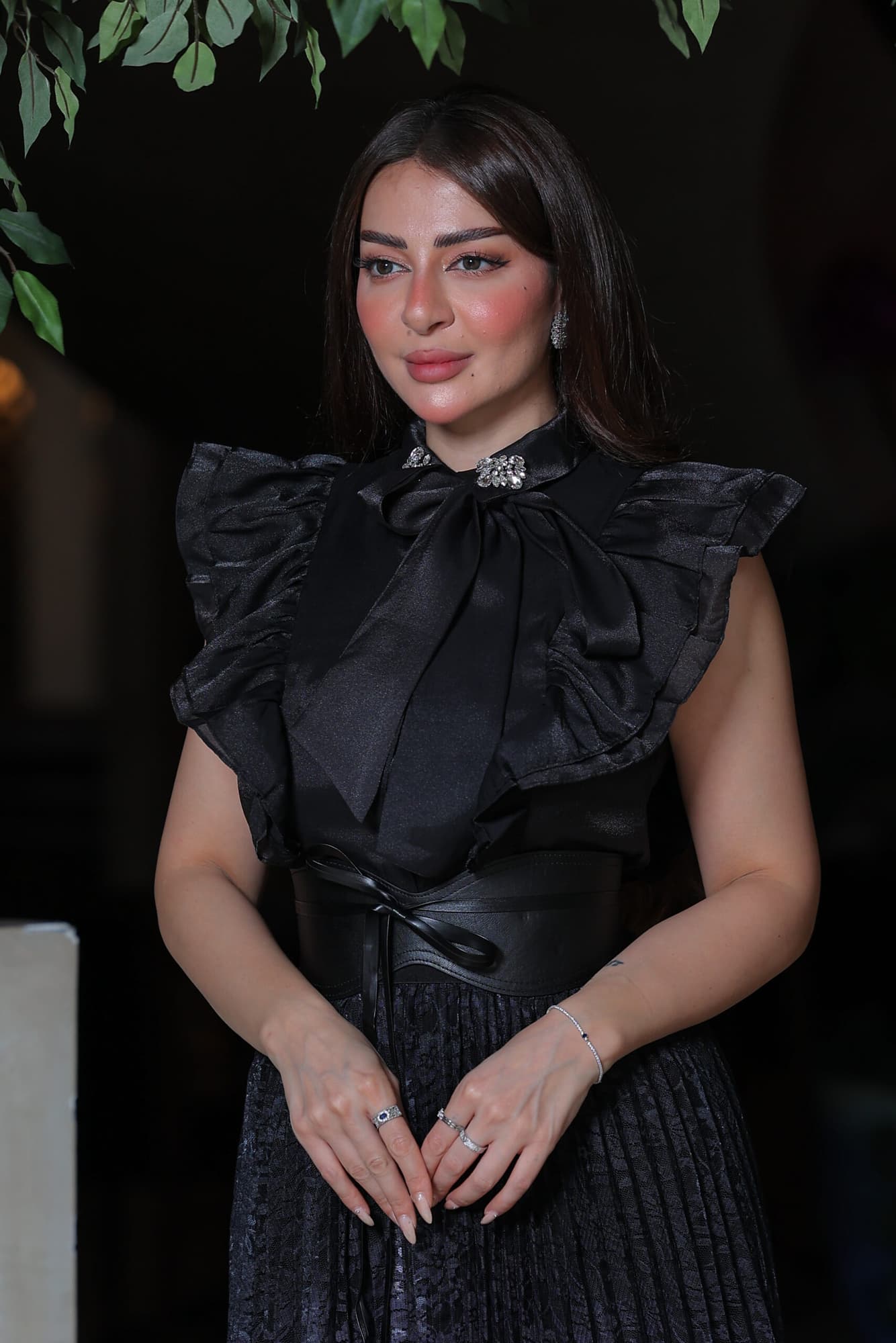 طقم تنورة من الدانتيل وبلوزة تتميز بربطة عنق