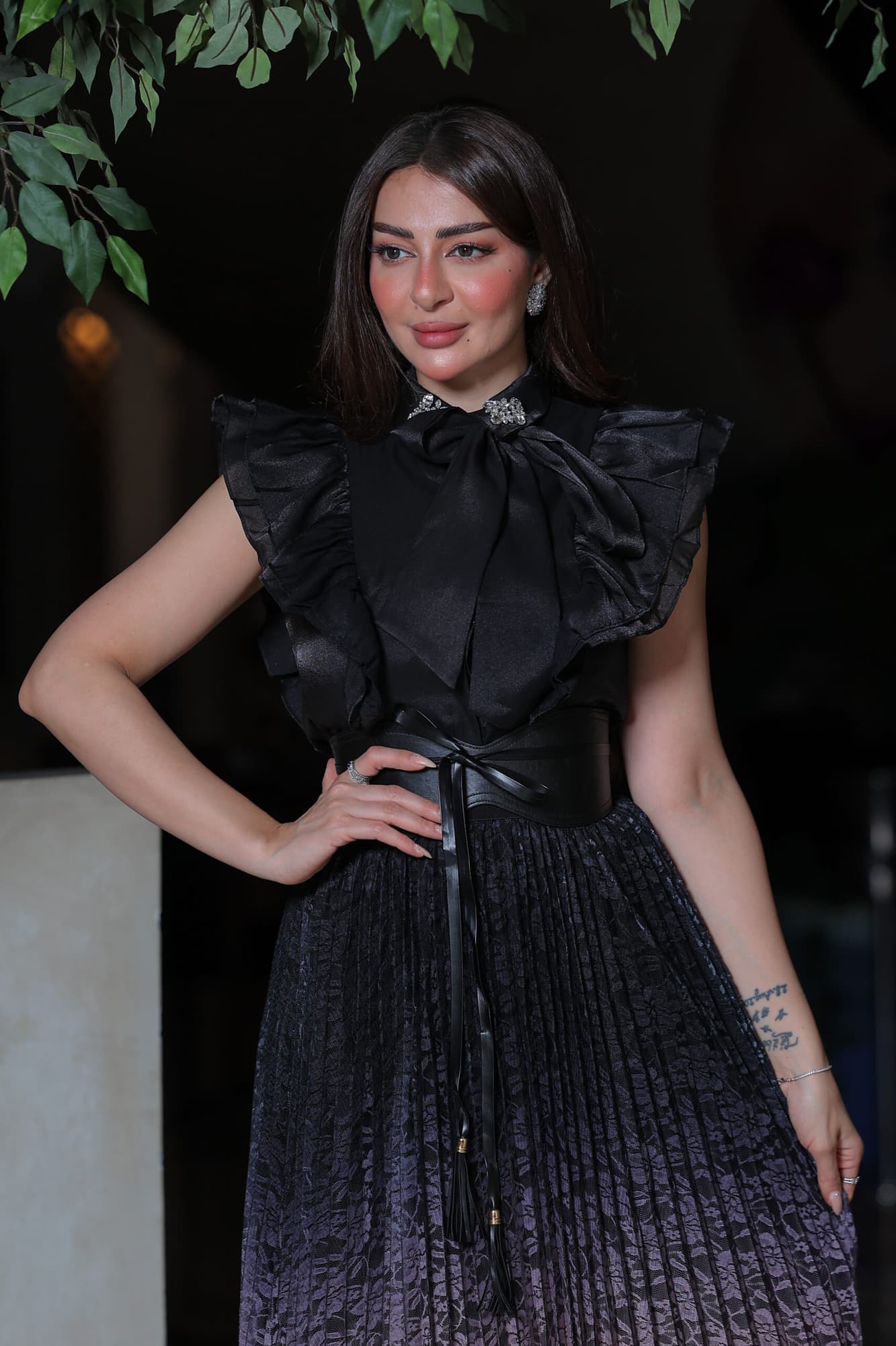 طقم تنورة من الدانتيل وبلوزة تتميز بربطة عنق