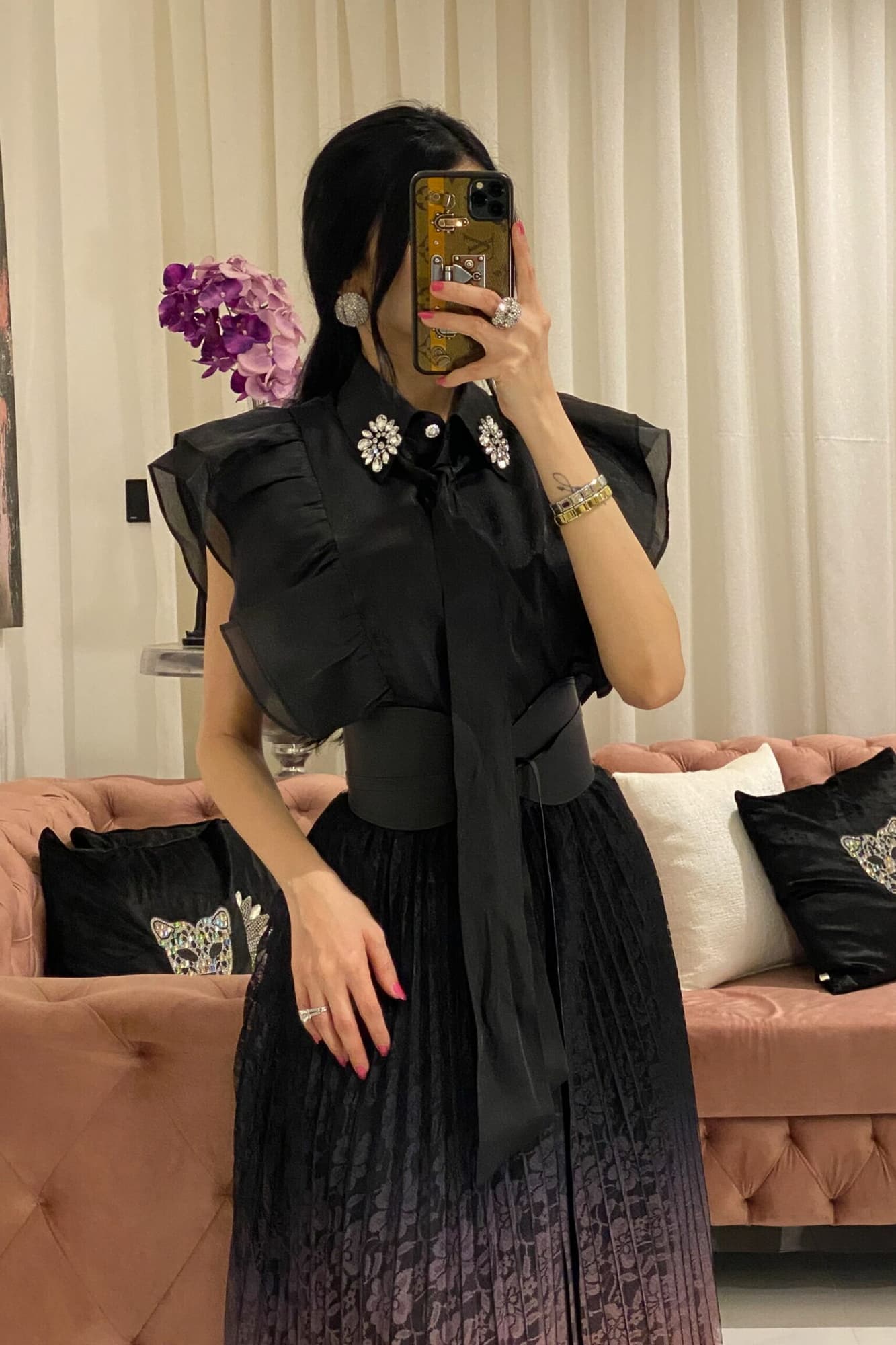 طقم تنورة من الدانتيل وبلوزة تتميز بربطة عنق