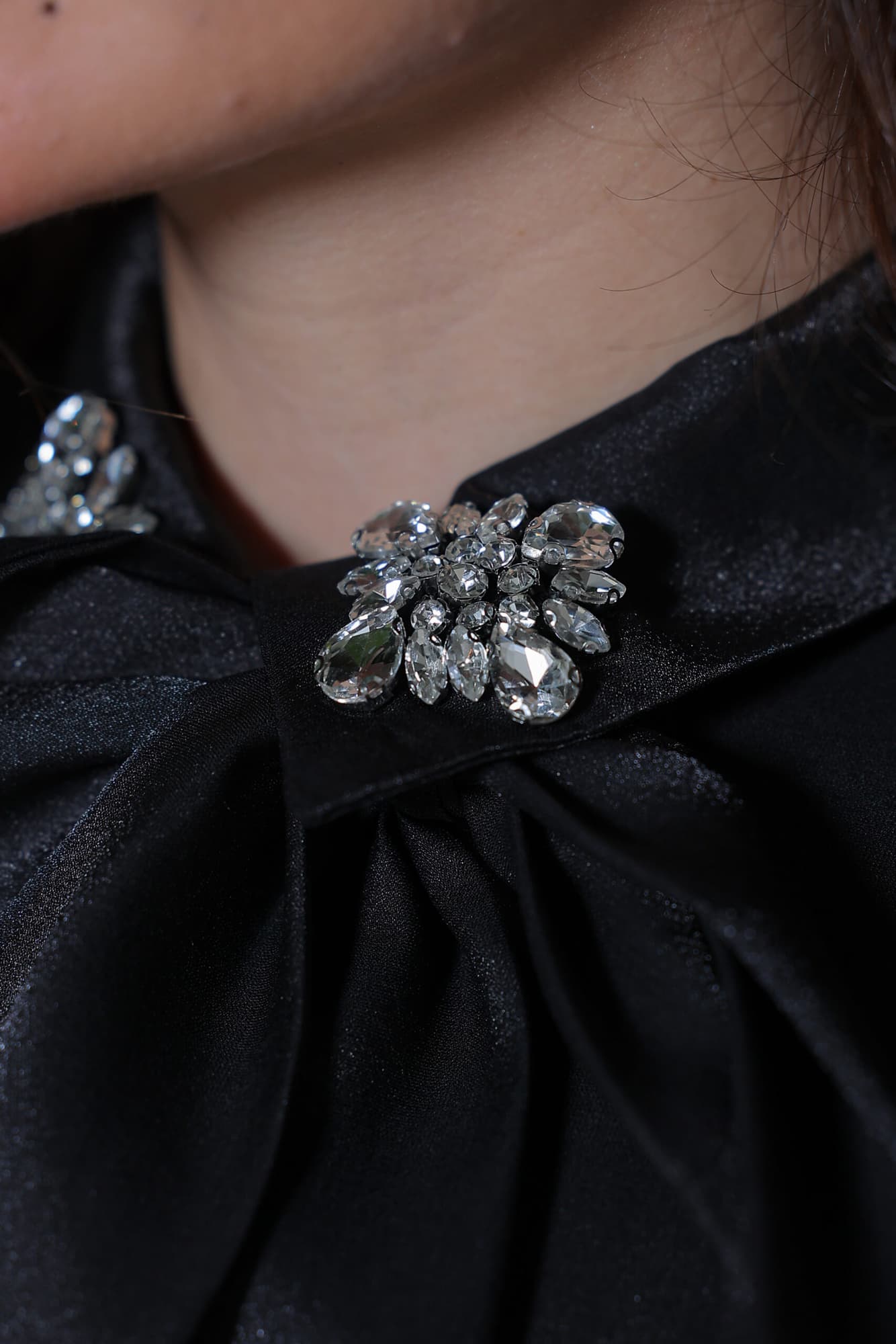 طقم تنورة من الدانتيل وبلوزة تتميز بربطة عنق