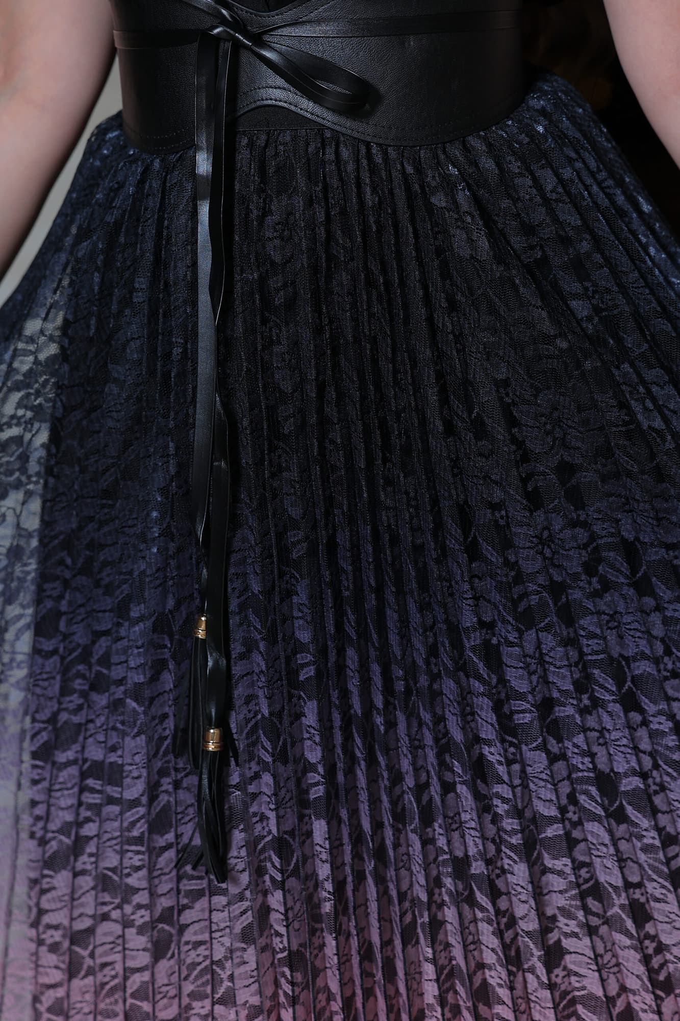 طقم تنورة من الدانتيل وبلوزة تتميز بربطة عنق