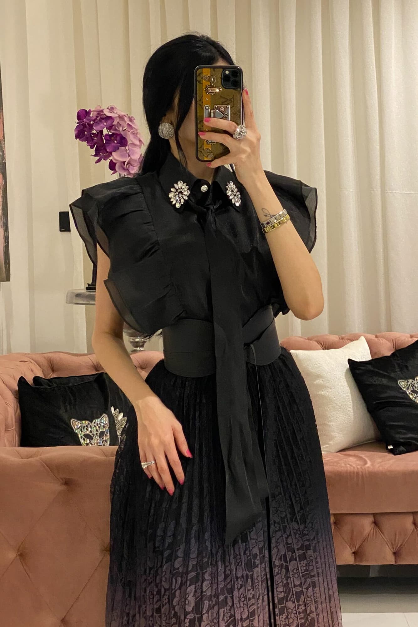 طقم تنورة من الدانتيل وبلوزة تتميز بربطة عنق