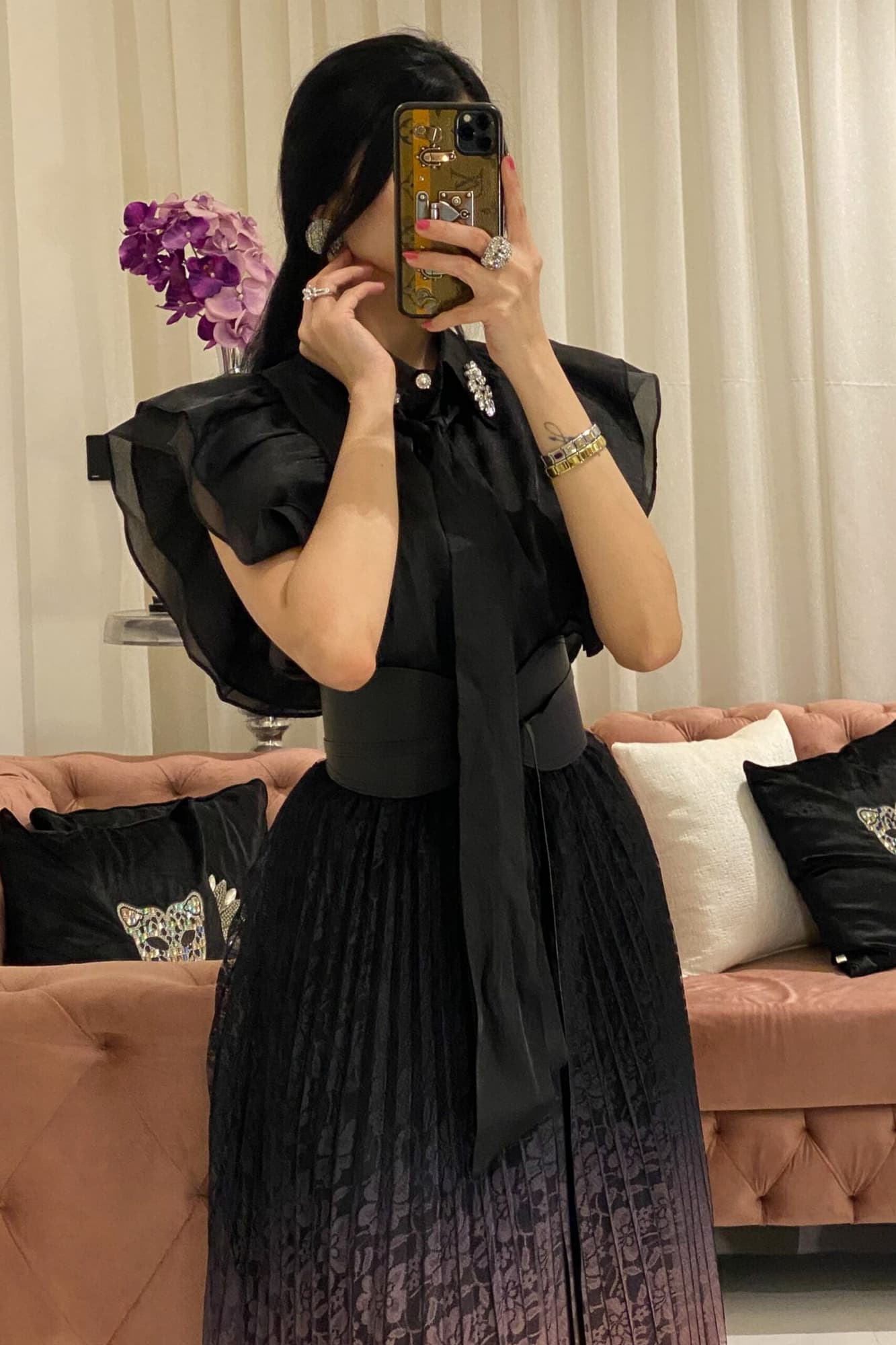 طقم تنورة من الدانتيل وبلوزة تتميز بربطة عنق