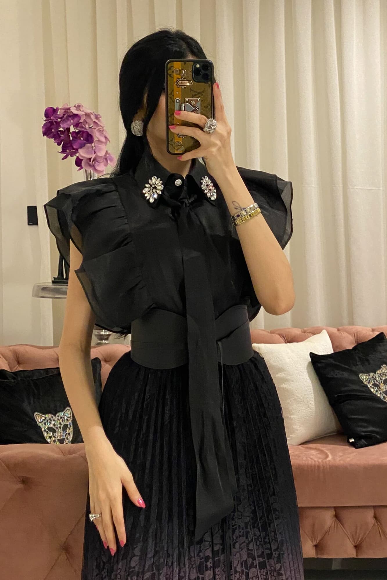 طقم تنورة من الدانتيل وبلوزة تتميز بربطة عنق