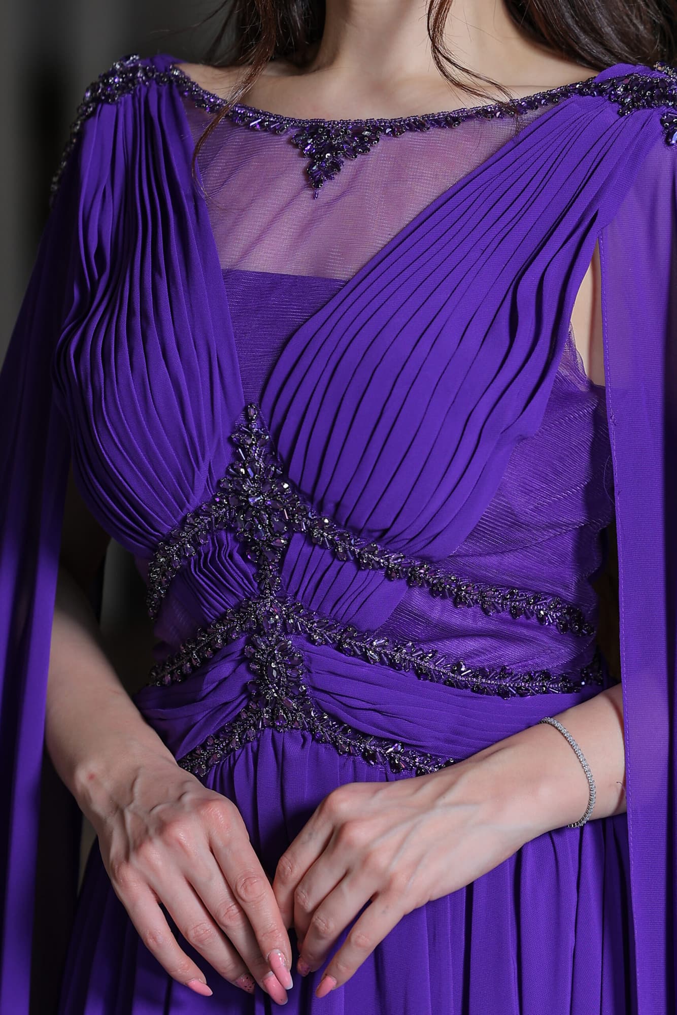 فستان سهرة من خامة الشيفون بأكمام كيب وتطريز ناعم موف غامق