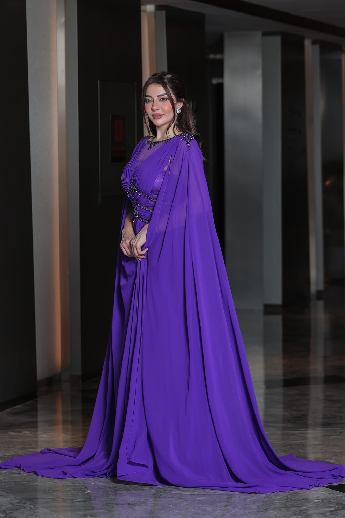 فستان سهرة من خامة الشيفون بأكمام كيب وتطريز ناعم