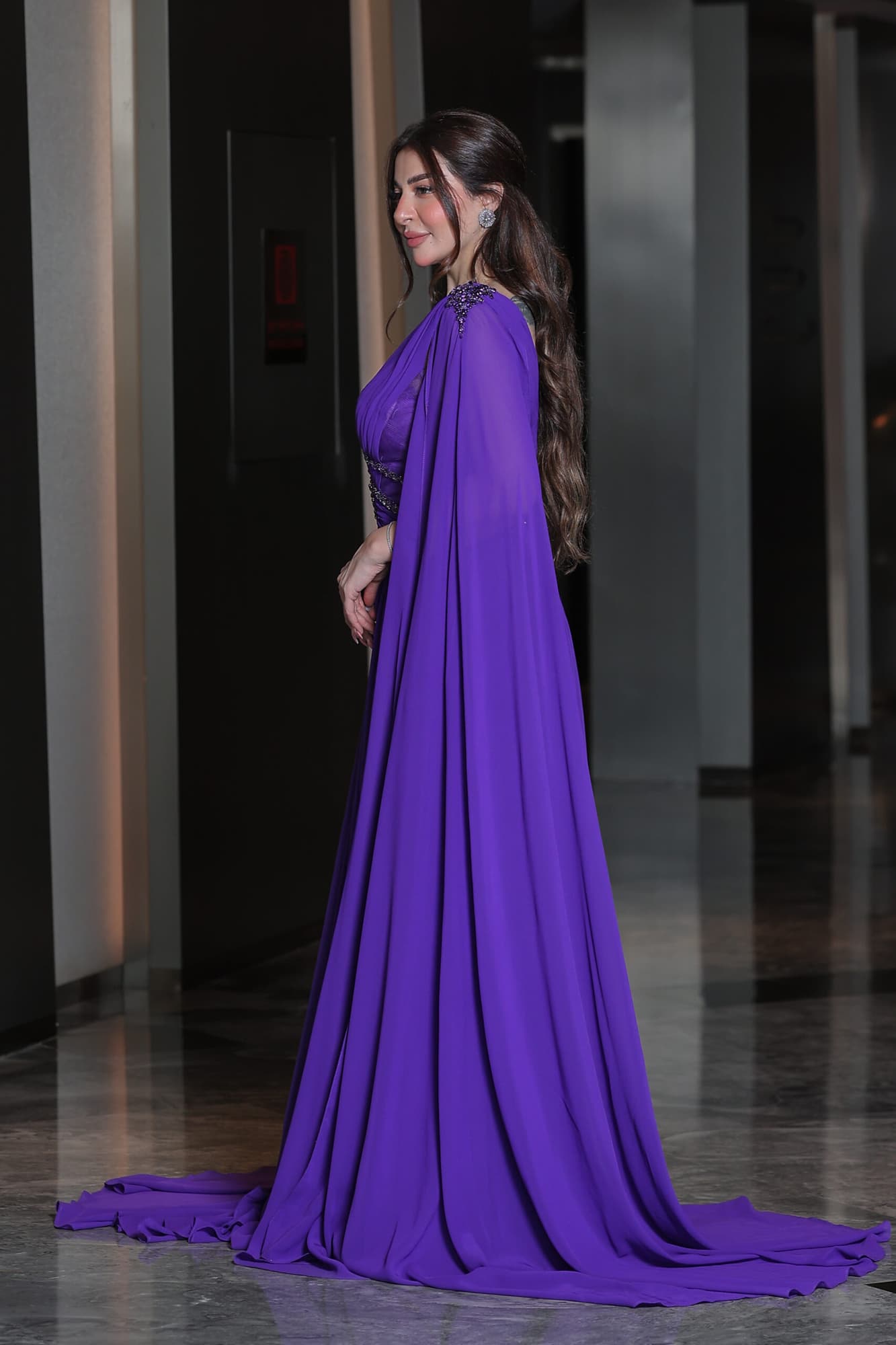 فستان سهرة من خامة الشيفون بأكمام كيب وتطريز ناعم