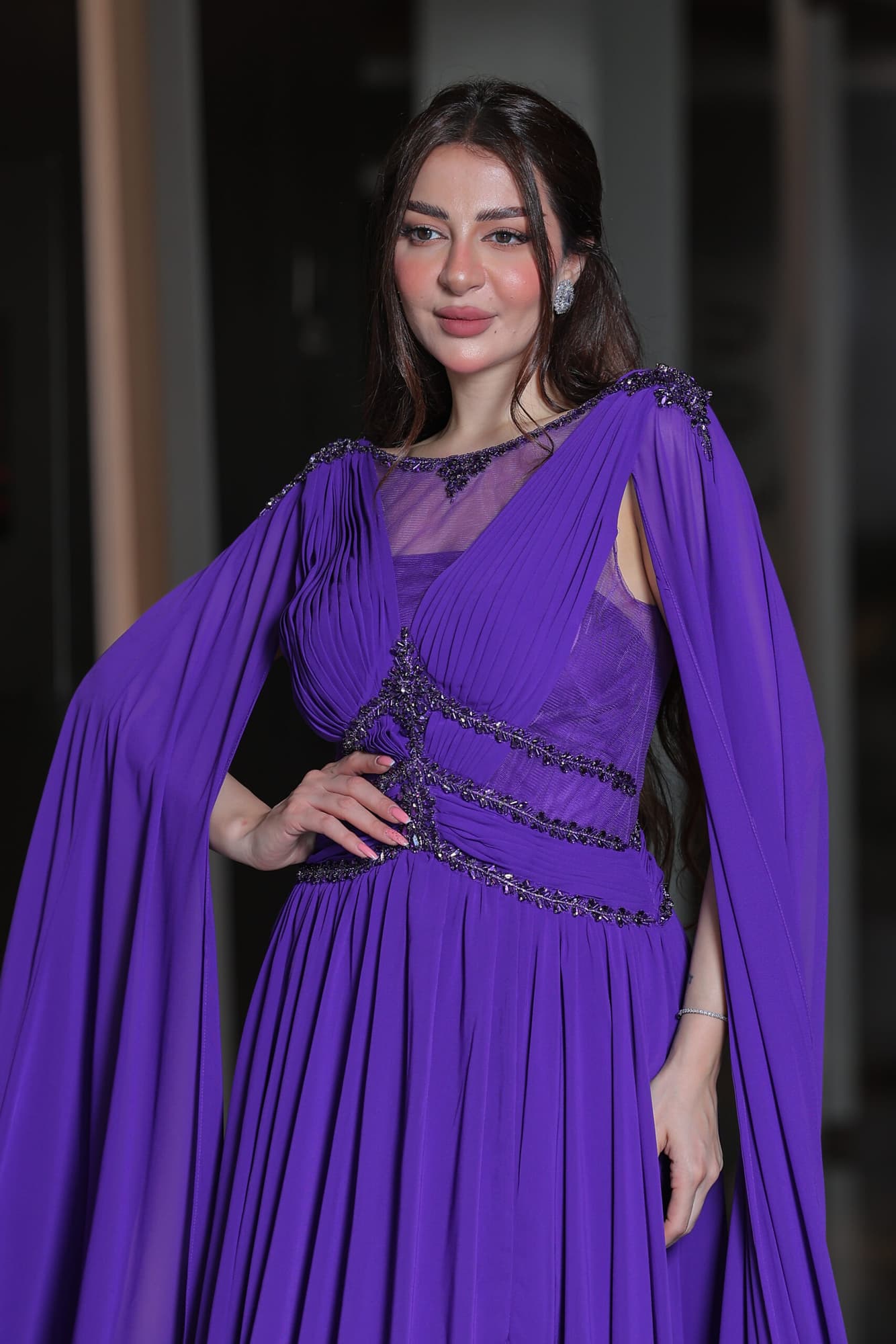 فستان سهرة من خامة الشيفون بأكمام كيب وتطريز ناعم