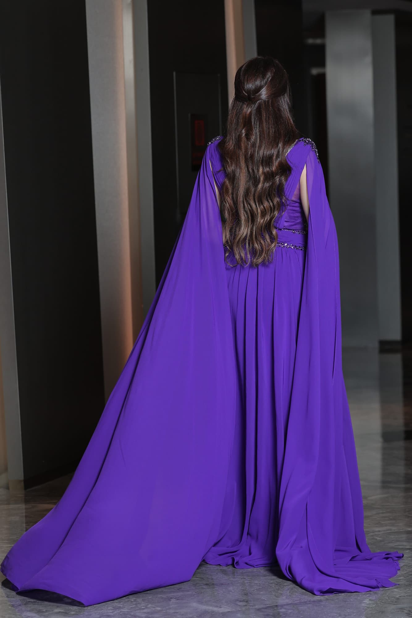 فستان سهرة من خامة الشيفون بأكمام كيب وتطريز ناعم