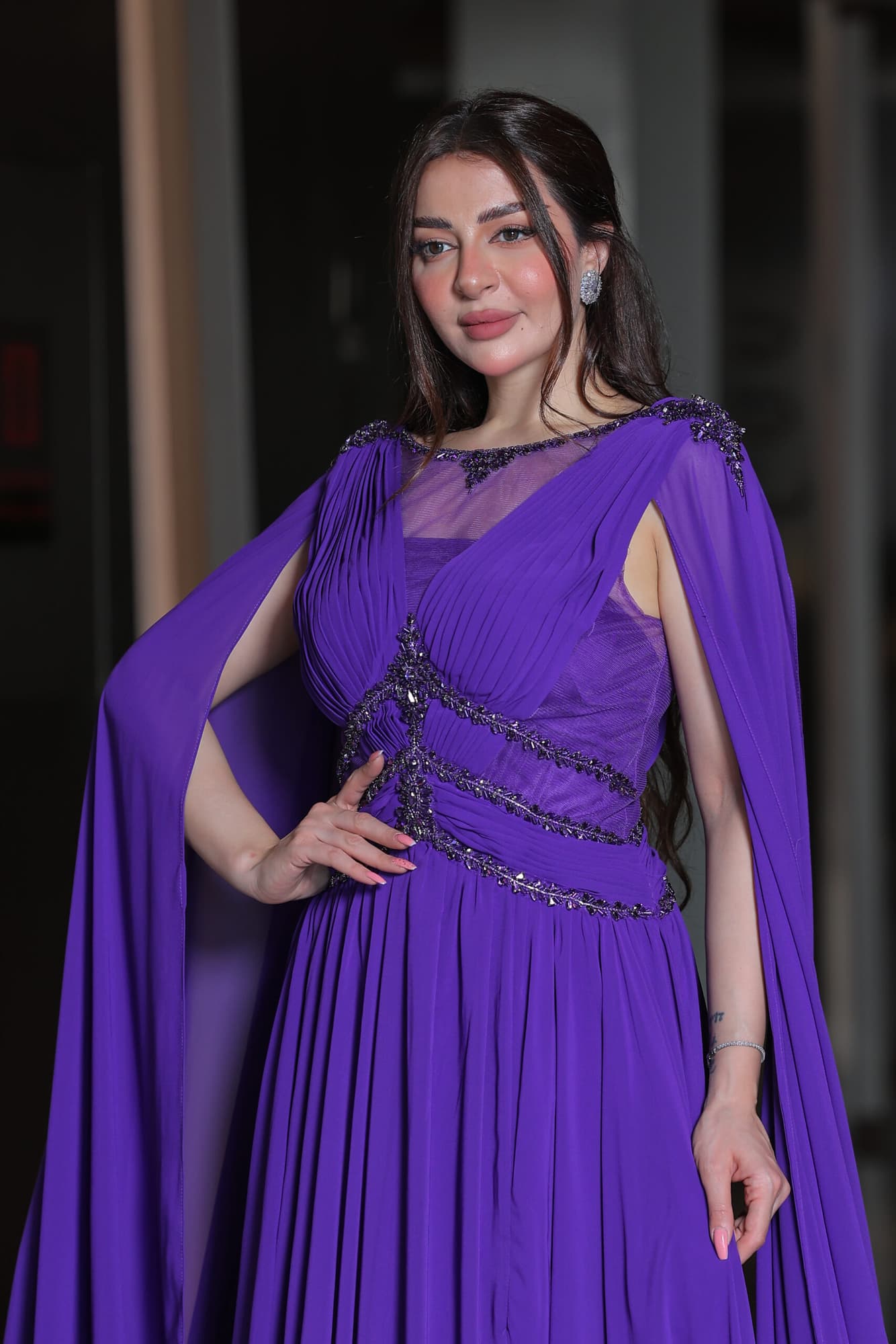 فستان سهرة من خامة الشيفون بأكمام كيب وتطريز ناعم