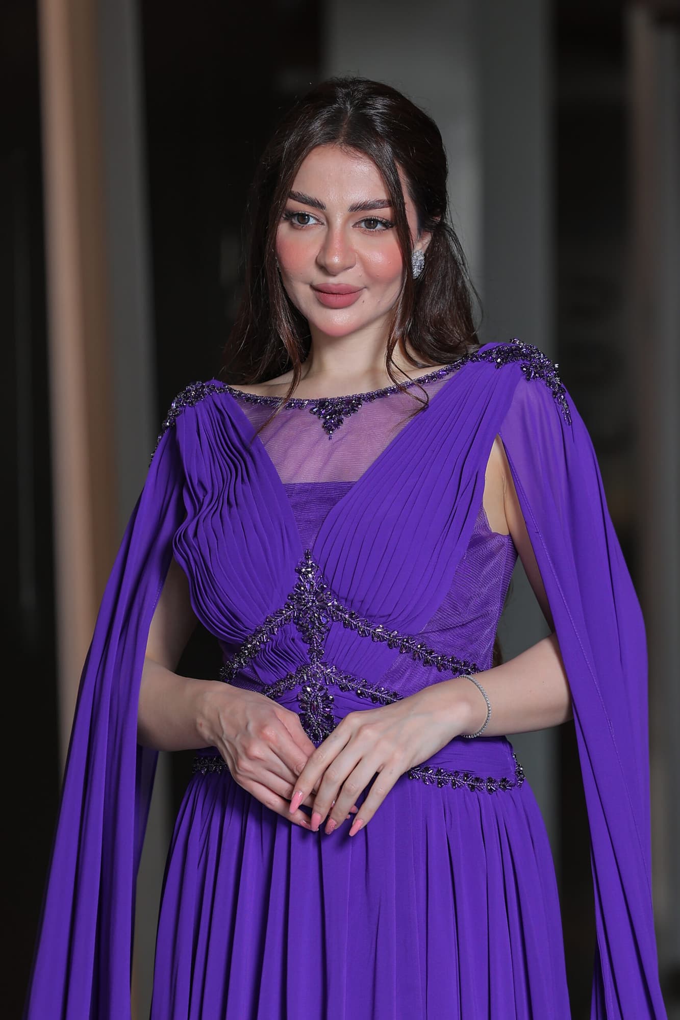 فستان سهرة من خامة الشيفون بأكمام كيب وتطريز ناعم