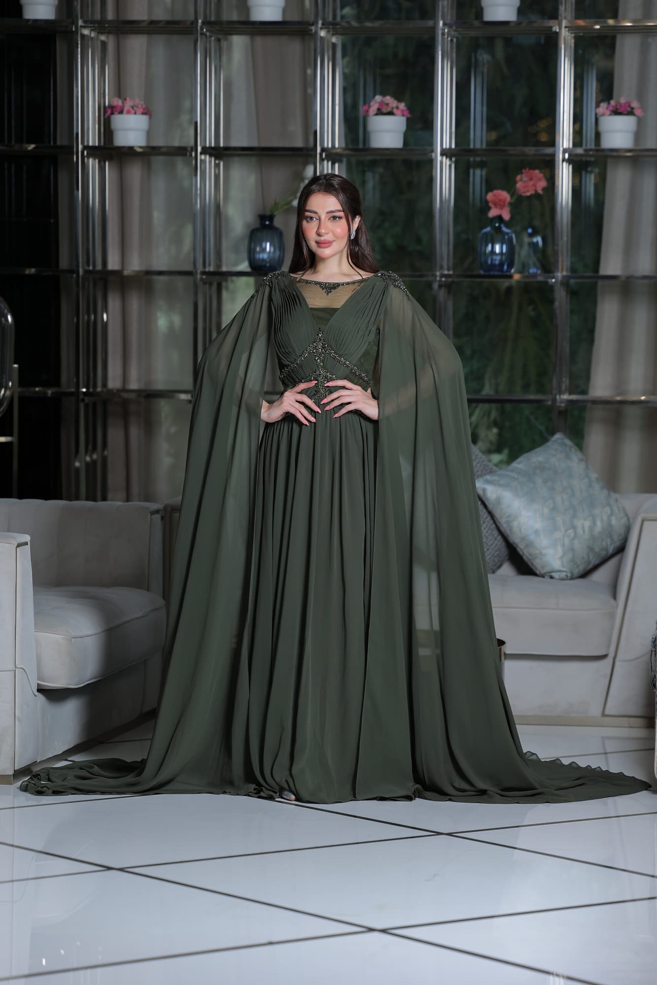 فستان سهرة من خامة الشيفون بأكمام كيب وتطريز ناعم