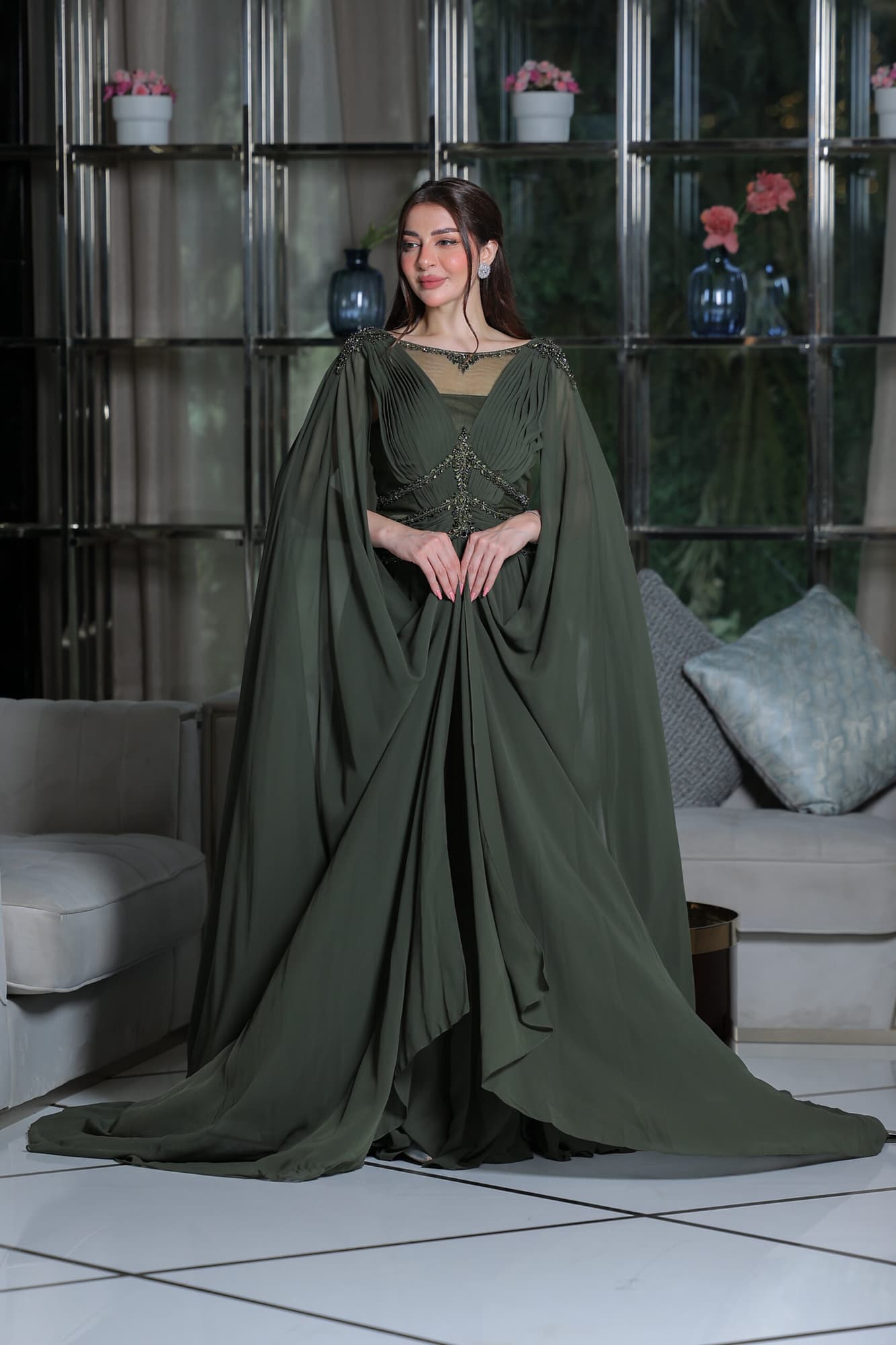 فستان سهرة من خامة الشيفون بأكمام كيب وتطريز ناعم