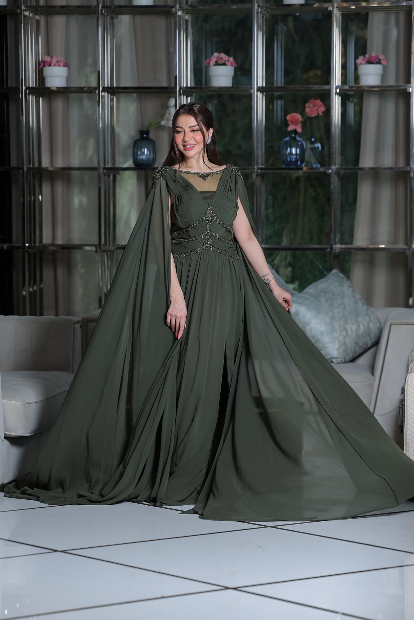 فستان سهرة من خامة الشيفون بأكمام كيب وتطريز ناعم