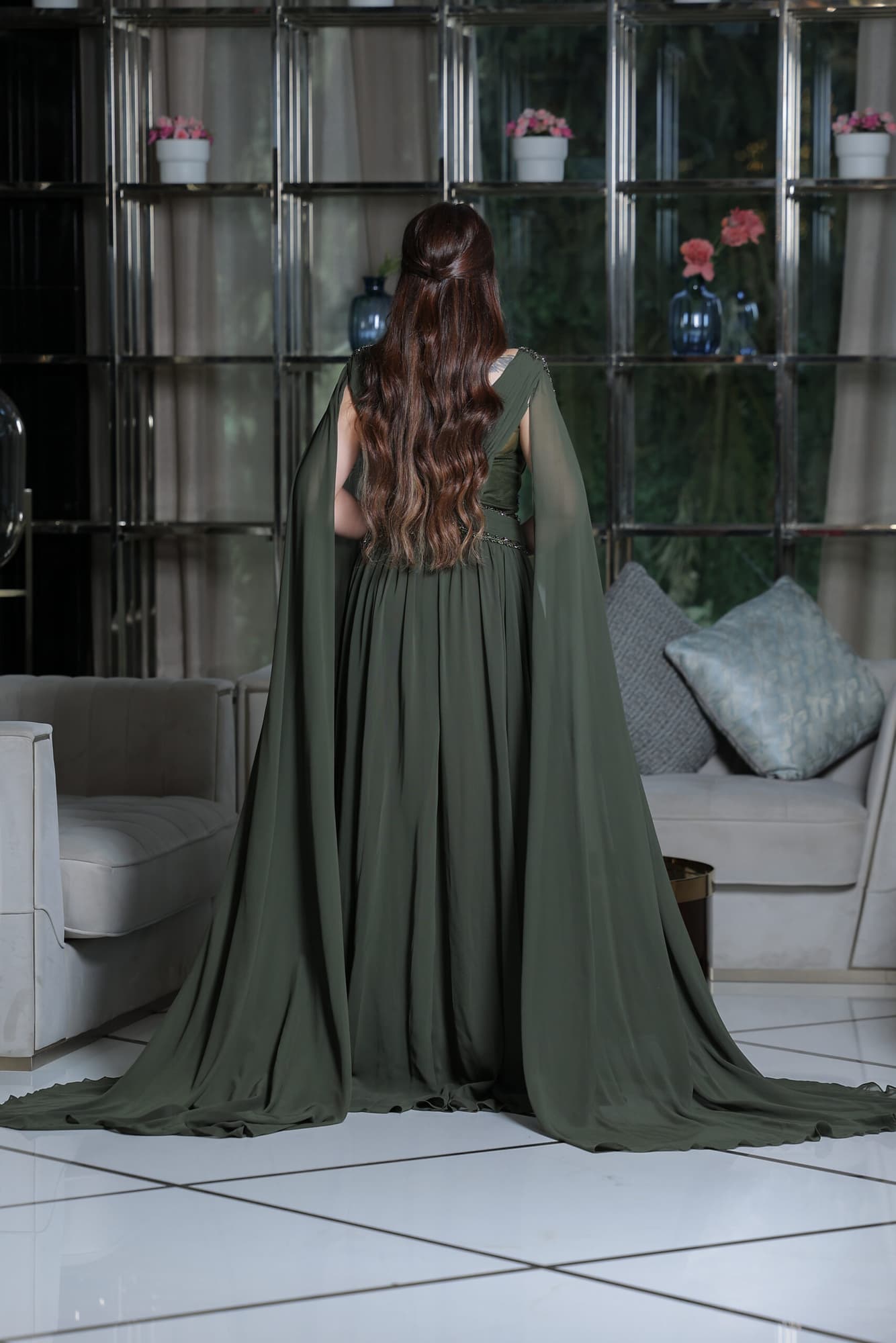 فستان سهرة من خامة الشيفون بأكمام كيب وتطريز ناعم