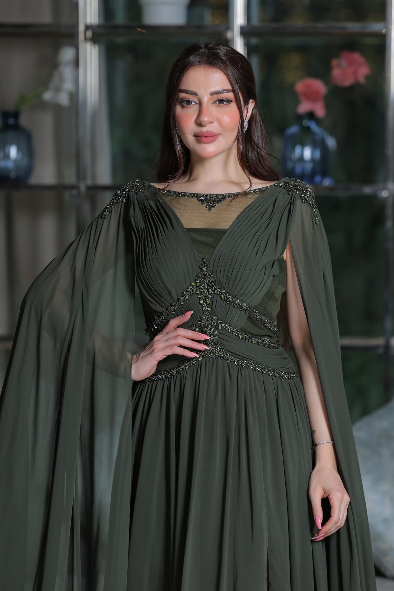 فستان سهرة من خامة الشيفون بأكمام كيب وتطريز ناعم