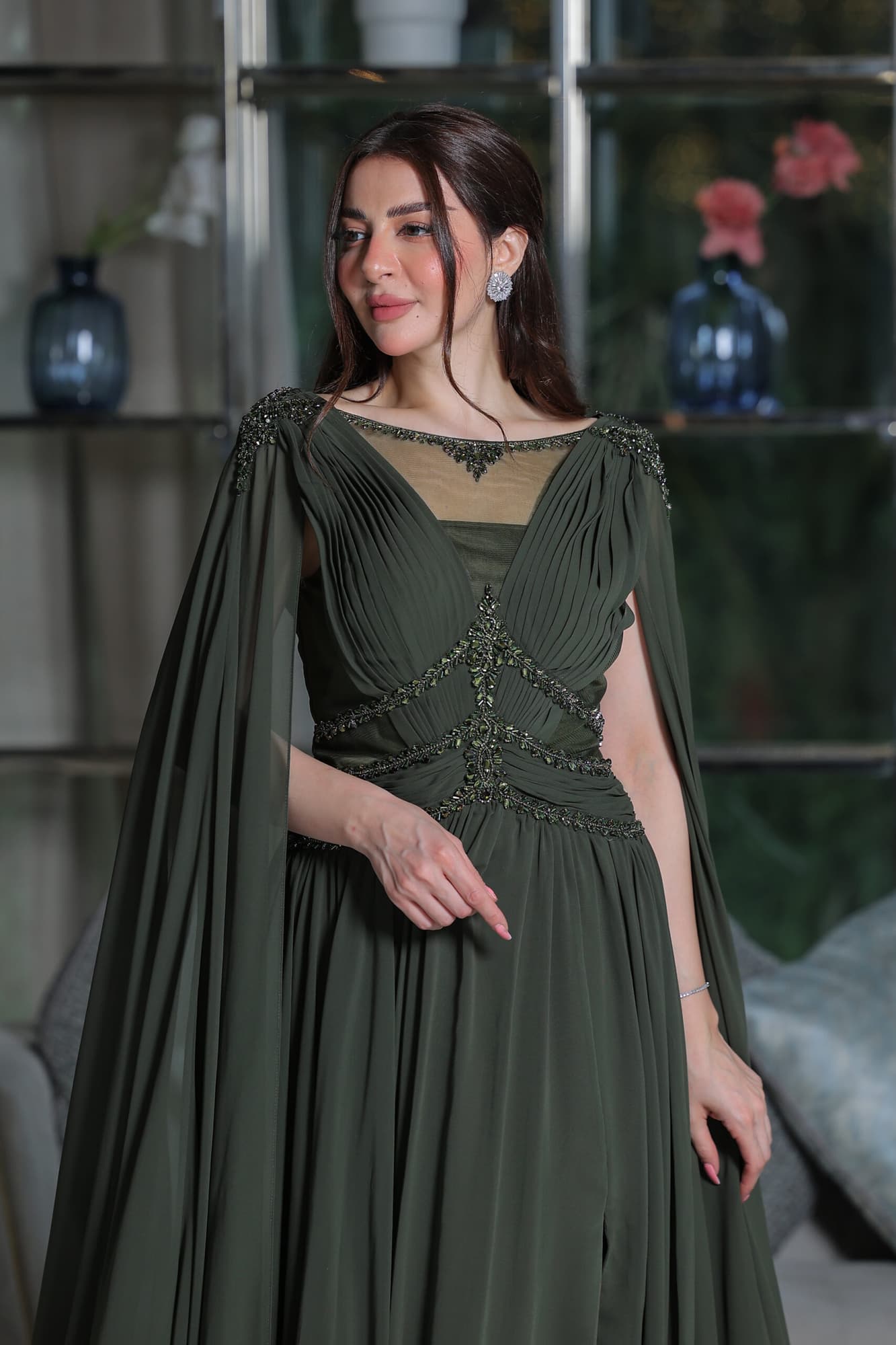 فستان سهرة من خامة الشيفون بأكمام كيب وتطريز ناعم