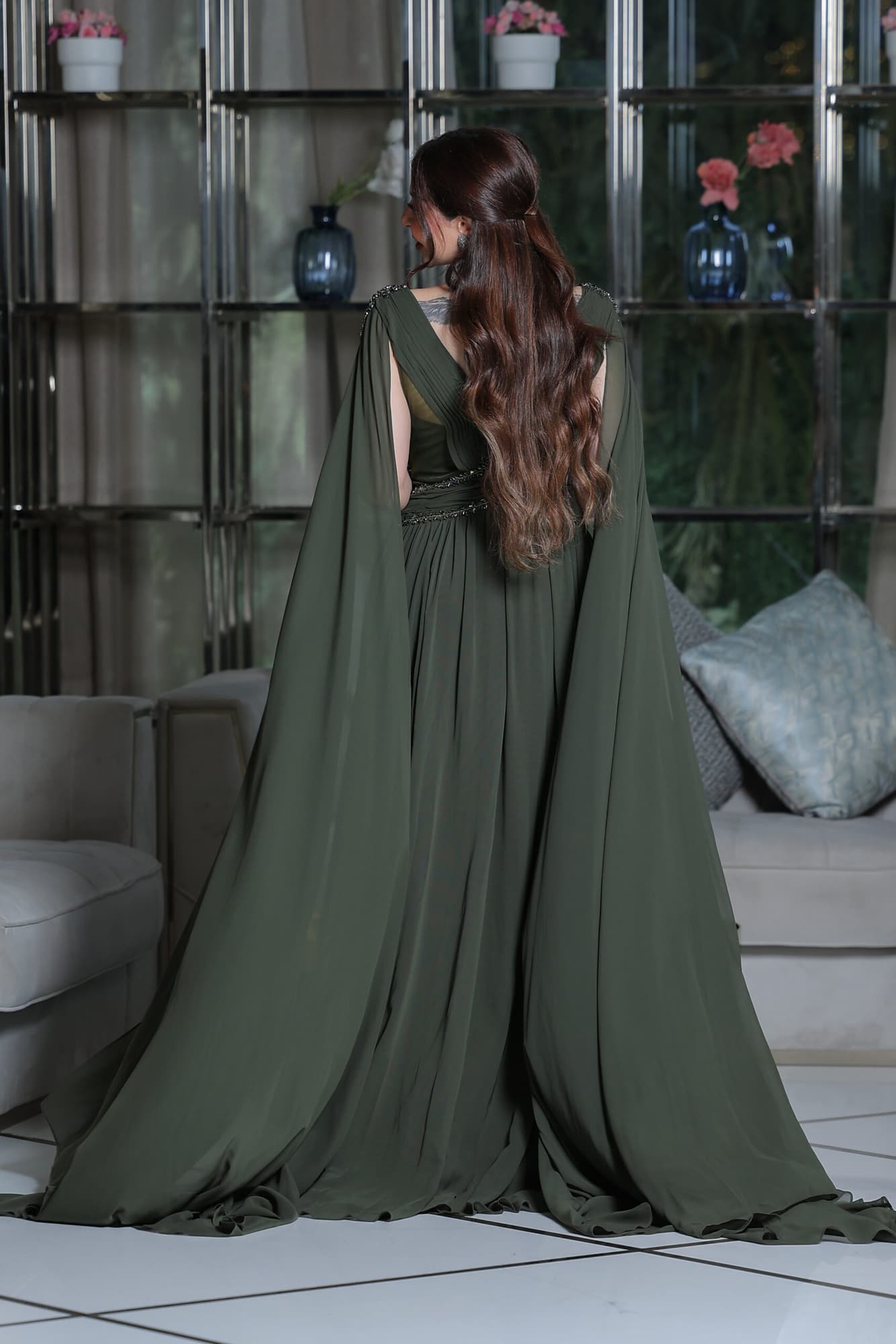 فستان سهرة من خامة الشيفون بأكمام كيب وتطريز ناعم