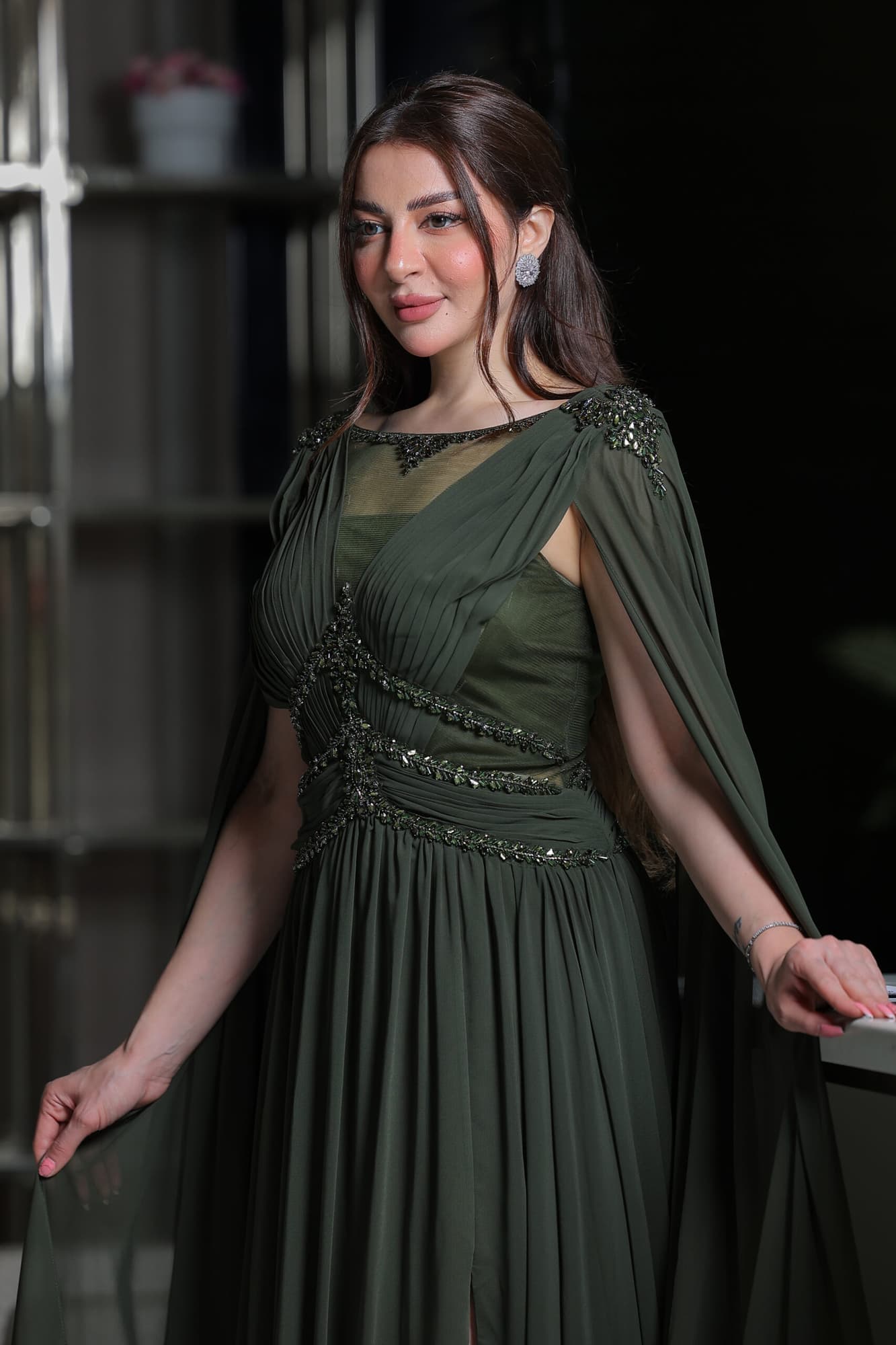 فستان سهرة من خامة الشيفون بأكمام كيب وتطريز ناعم