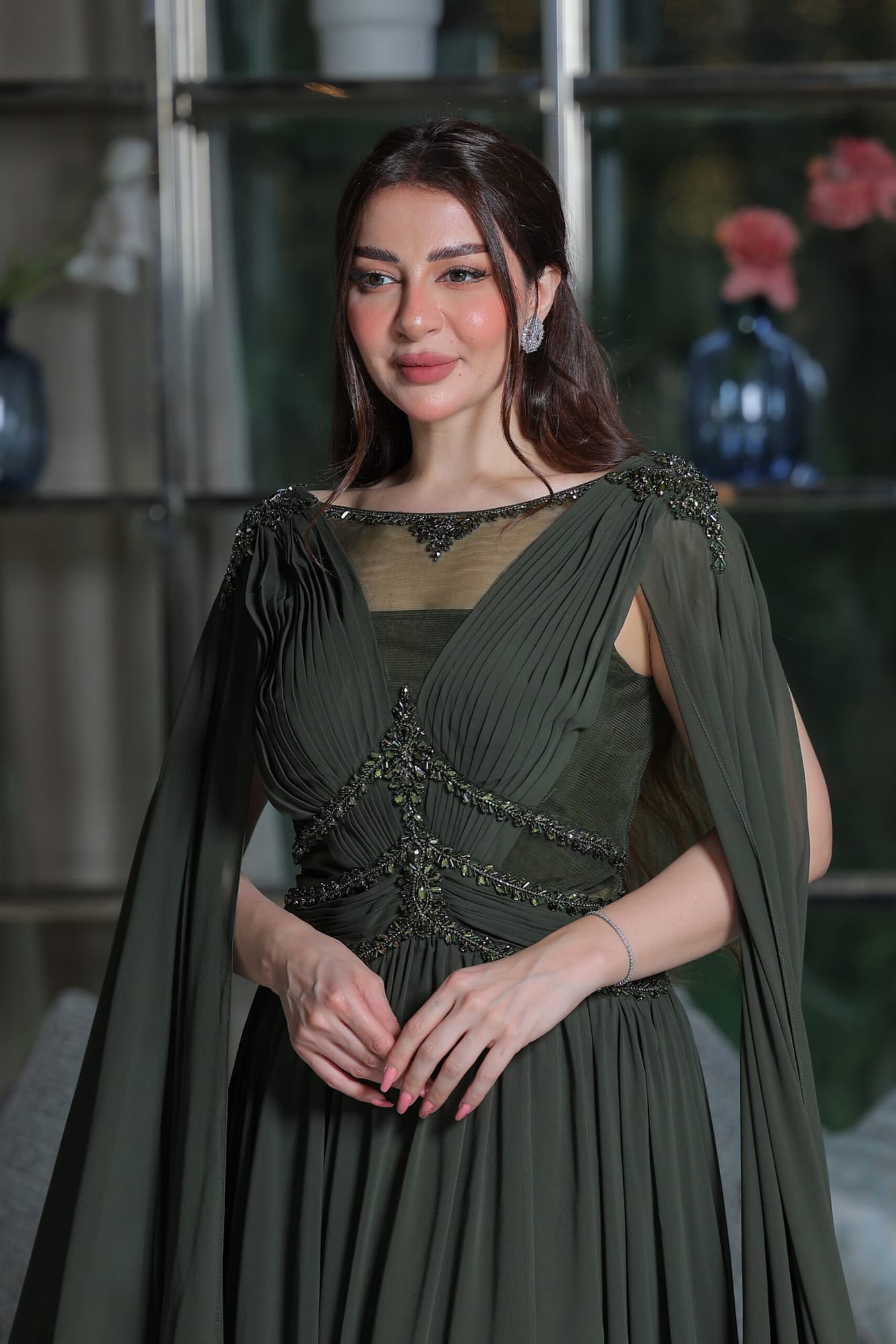 فستان سهرة من خامة الشيفون بأكمام كيب وتطريز ناعم