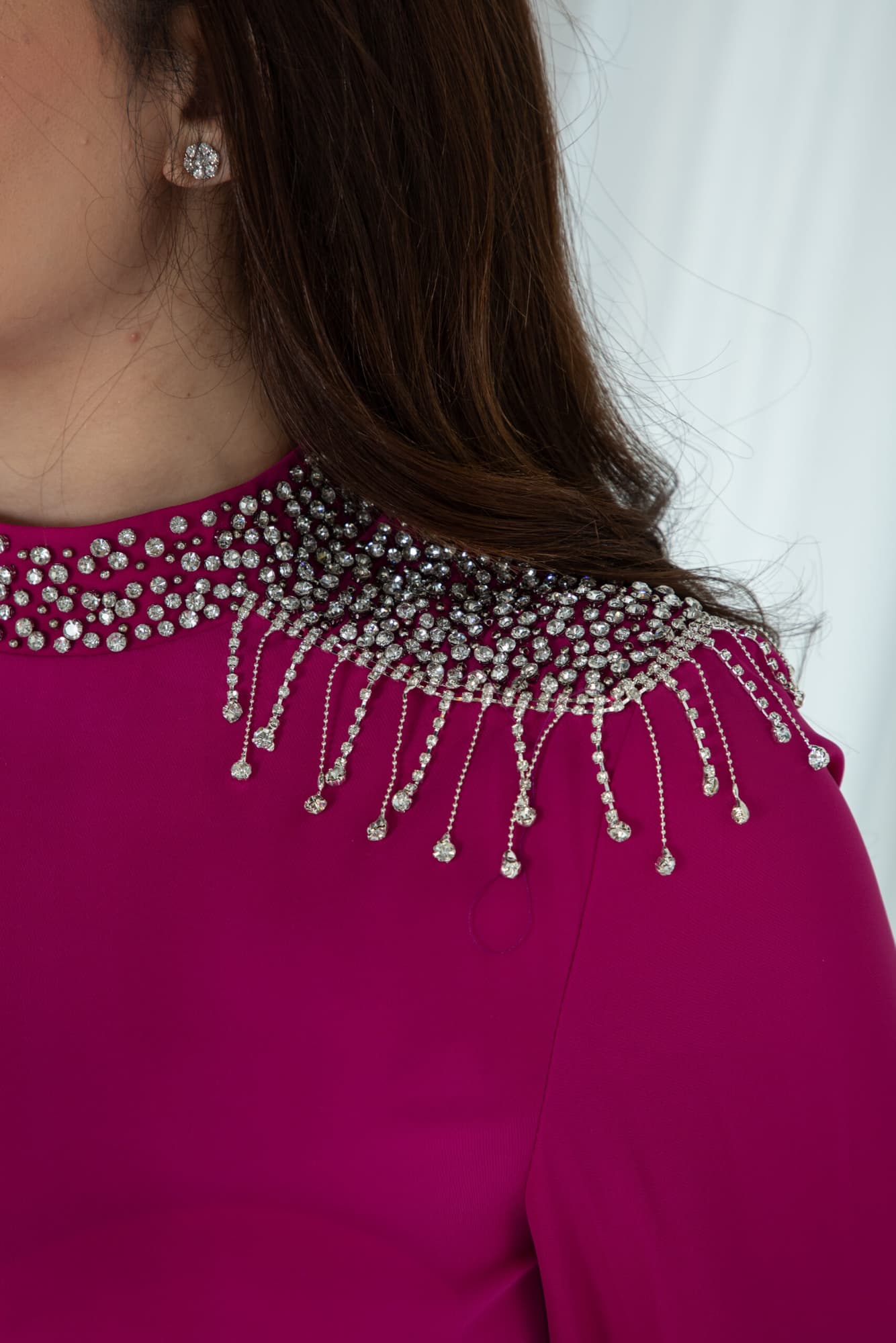 فستان طويل باكمام انيقه مزينه بخرز لامع وحزام كرستال فوشي