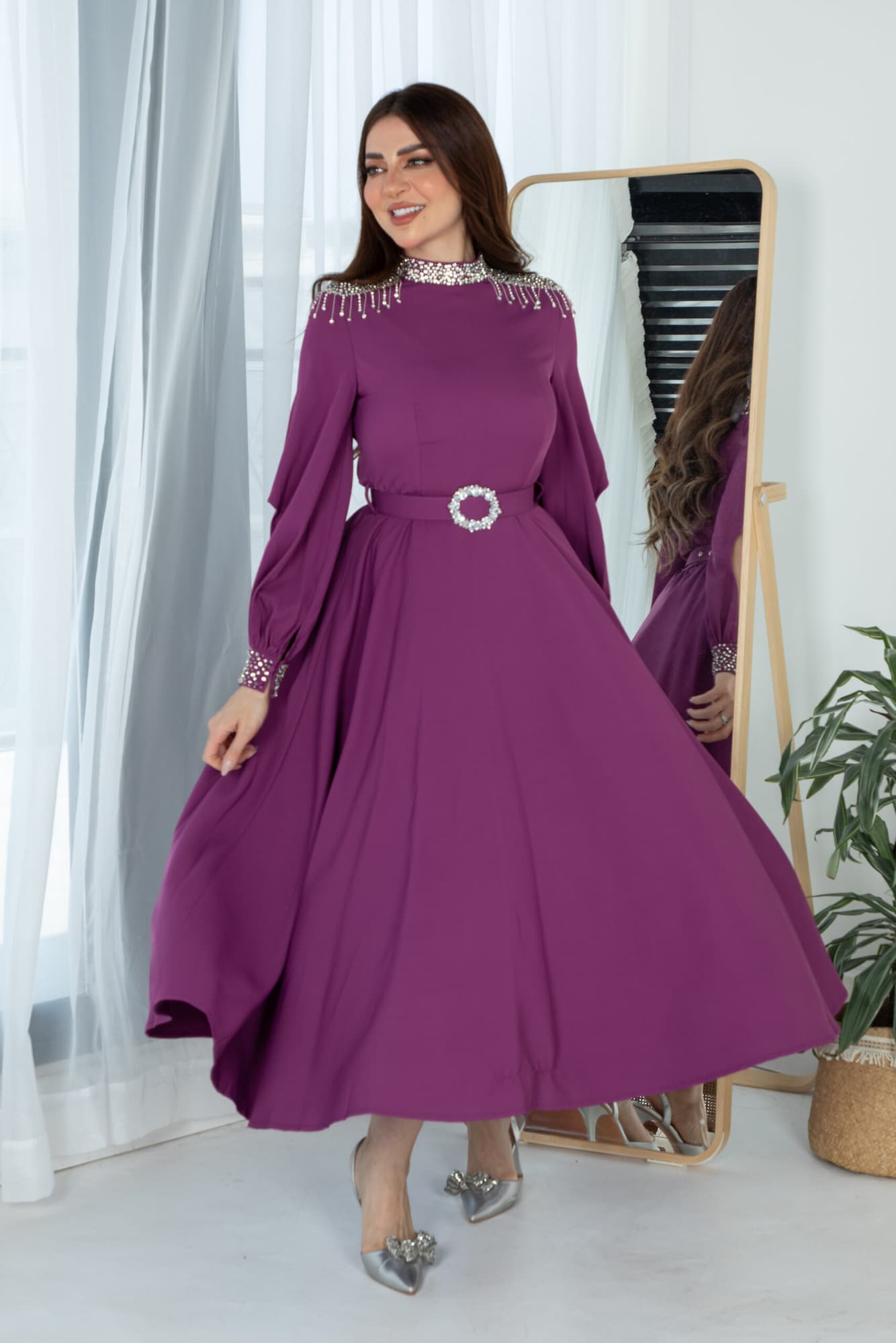 فستان طويل باكمام انيقه مزينه بخرز لامع وحزام كرستال