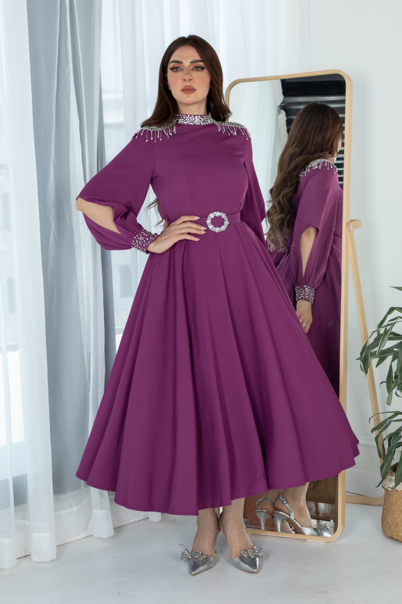 فستان طويل باكمام انيقه مزينه بخرز لامع وحزام كرستال