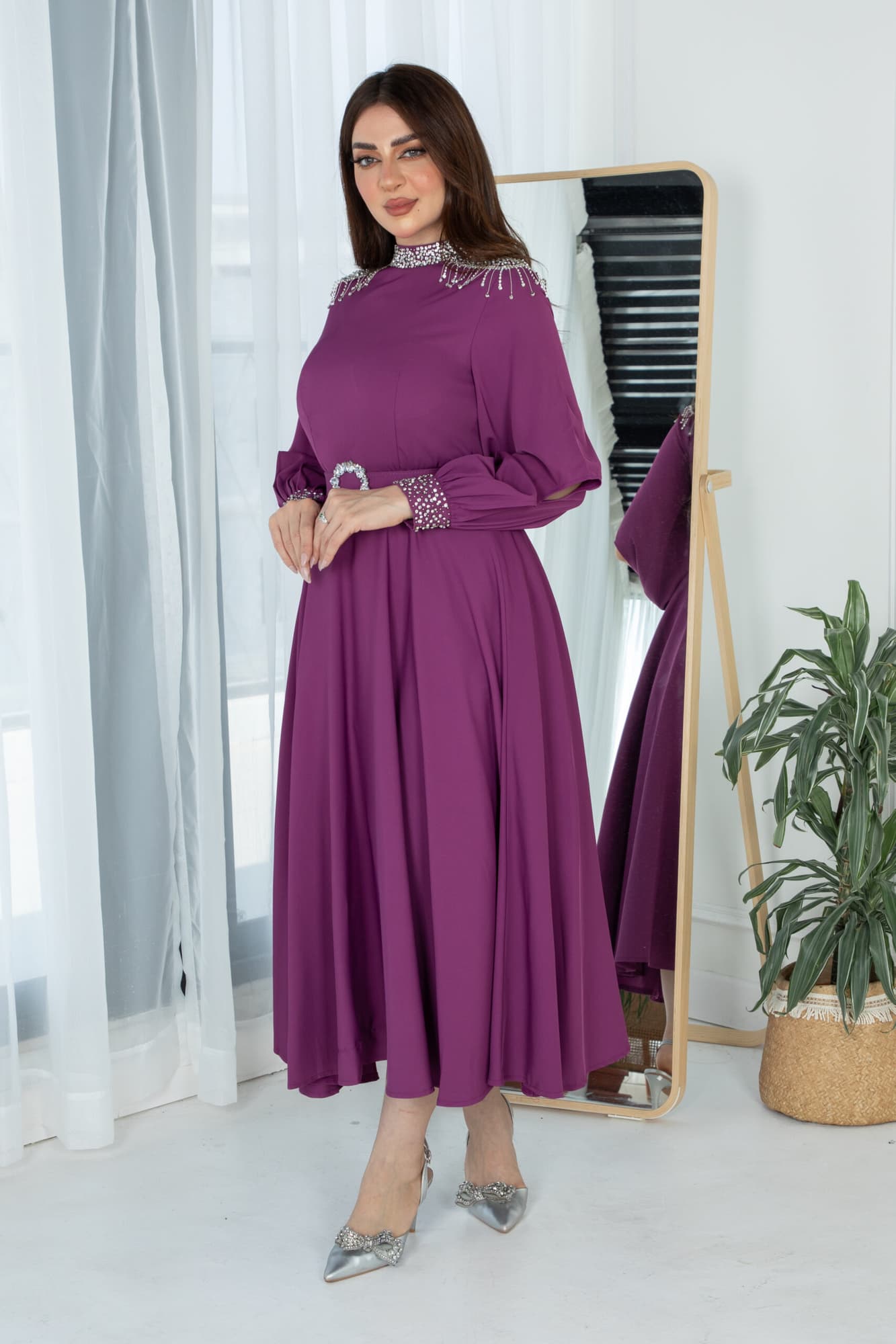 فستان طويل باكمام انيقه مزينه بخرز لامع وحزام كرستال